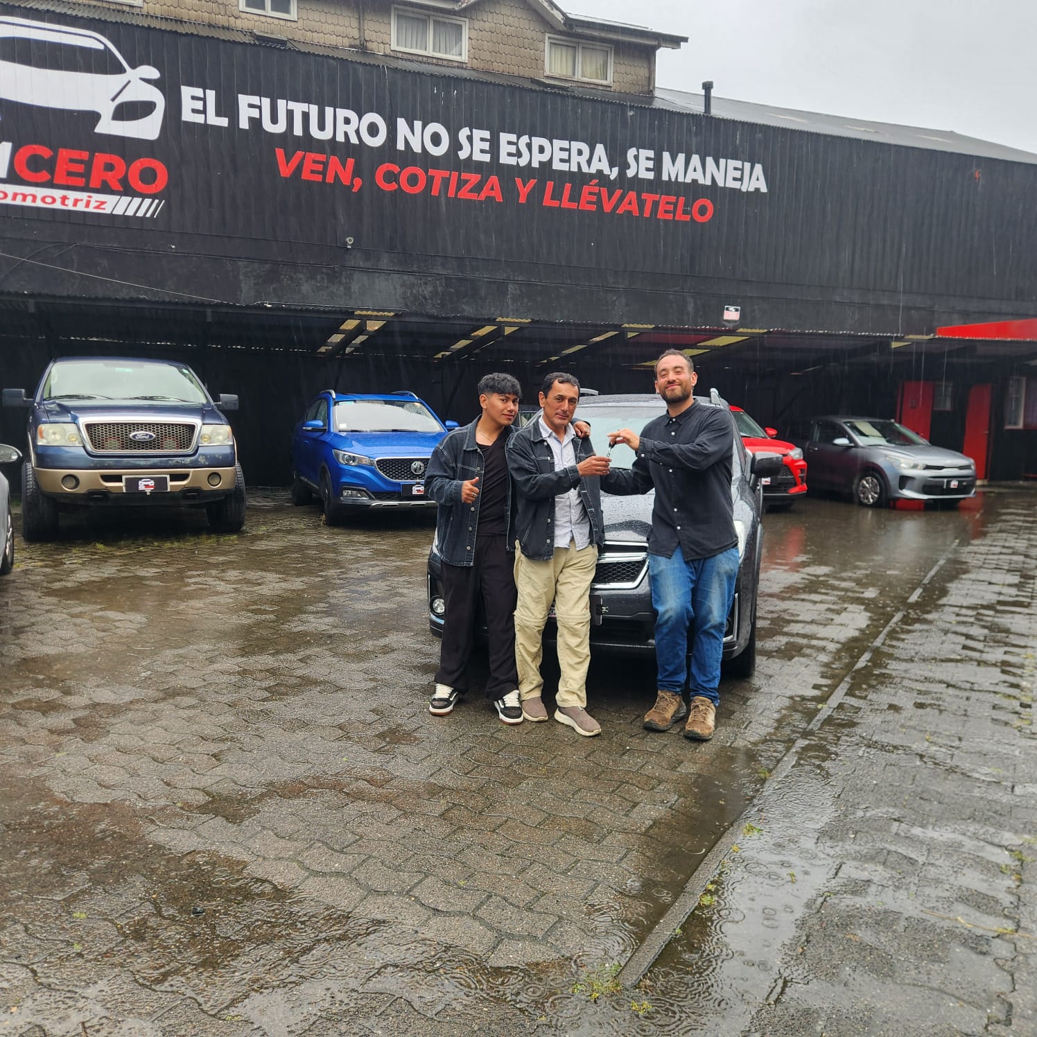 Cliente Kilometro Cero con su vehiculo