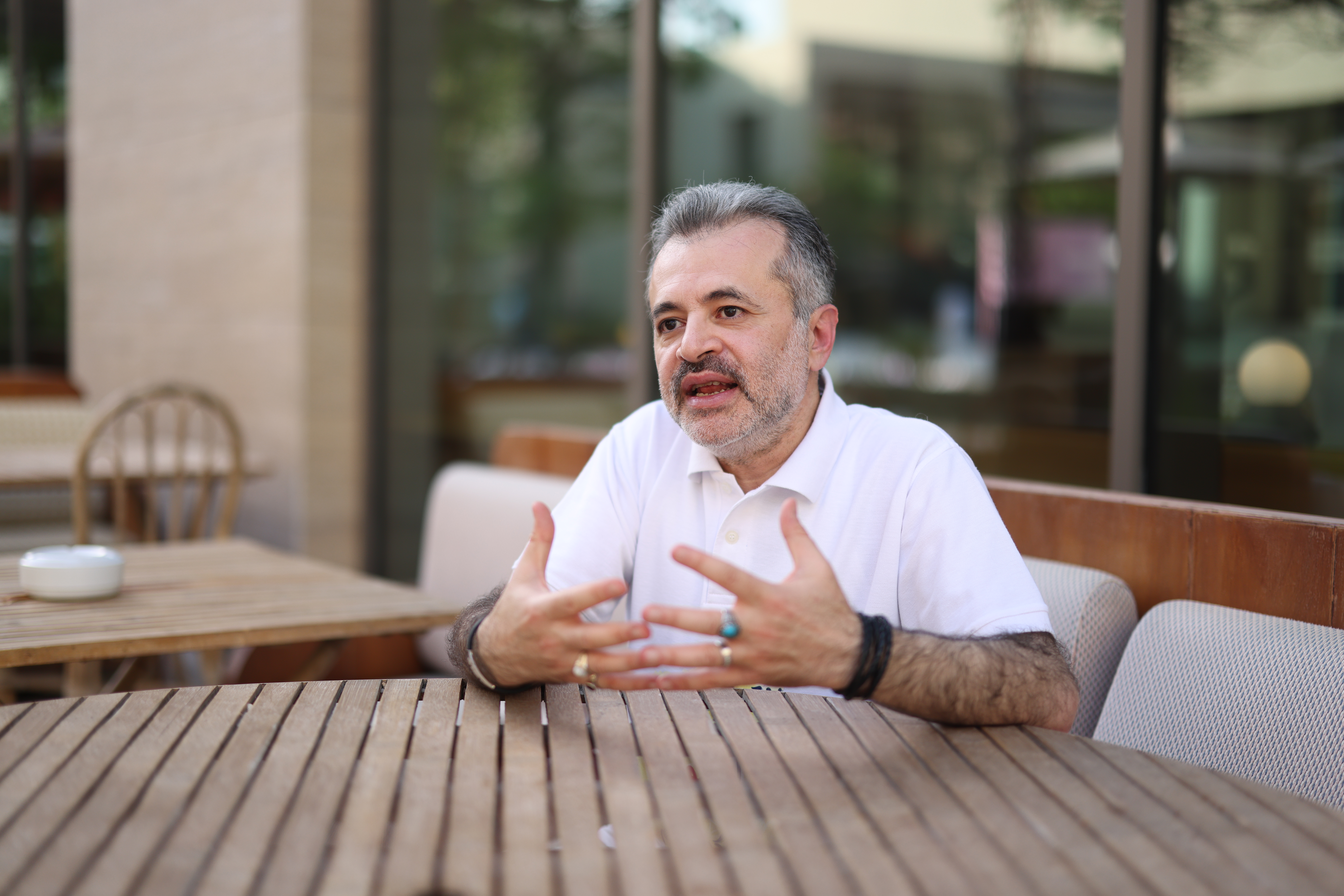 مهنّد مزيّك مؤسس أكاديمية نحّات الحياة