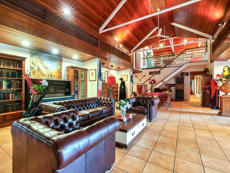 High Ceiling Tropical  house in Darwin - Khem Gurung