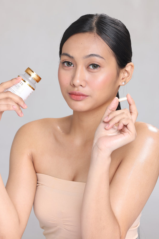 Woman holding Whiten Glutathione Complex