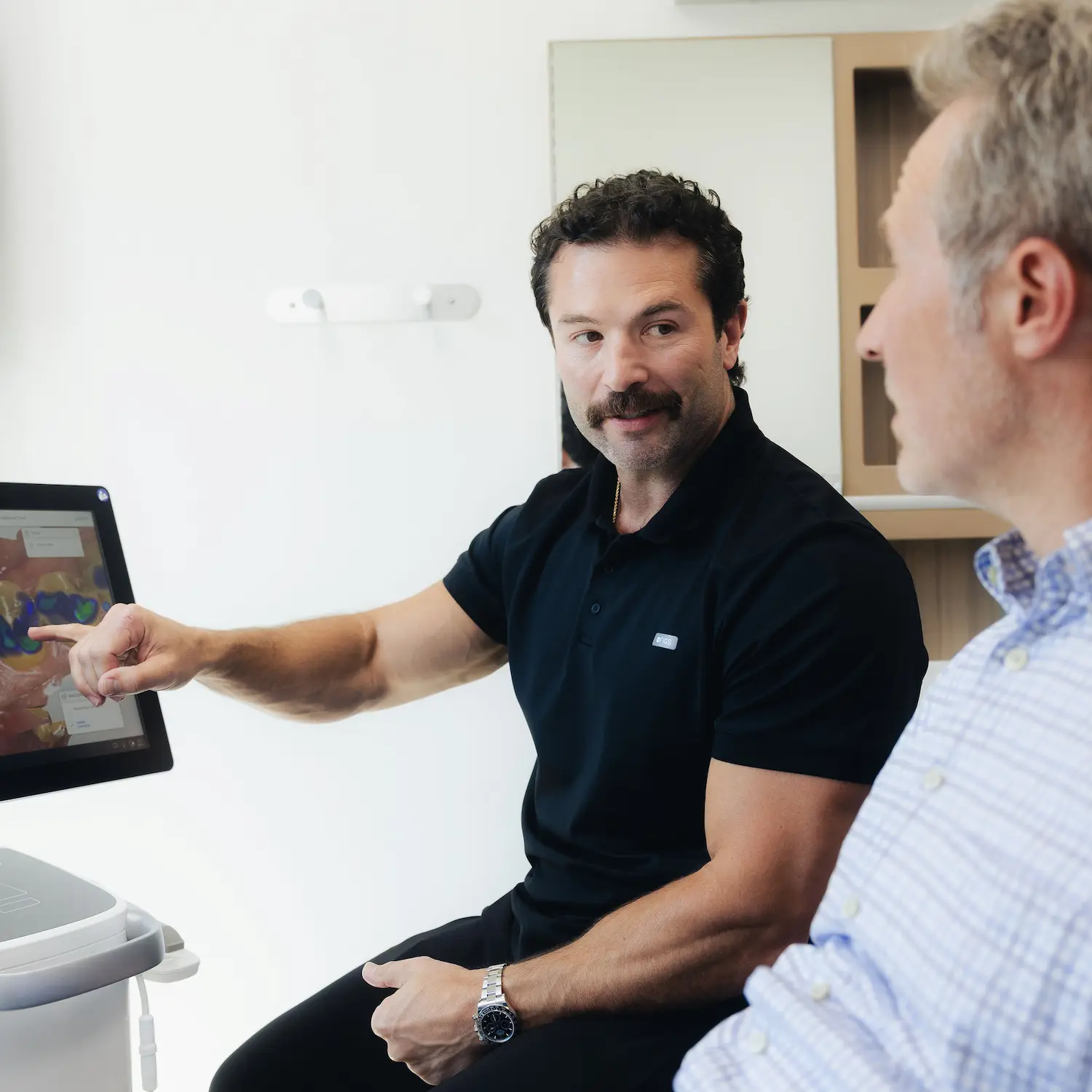 Dr. Rich Constantine walking a patient through his digital scan