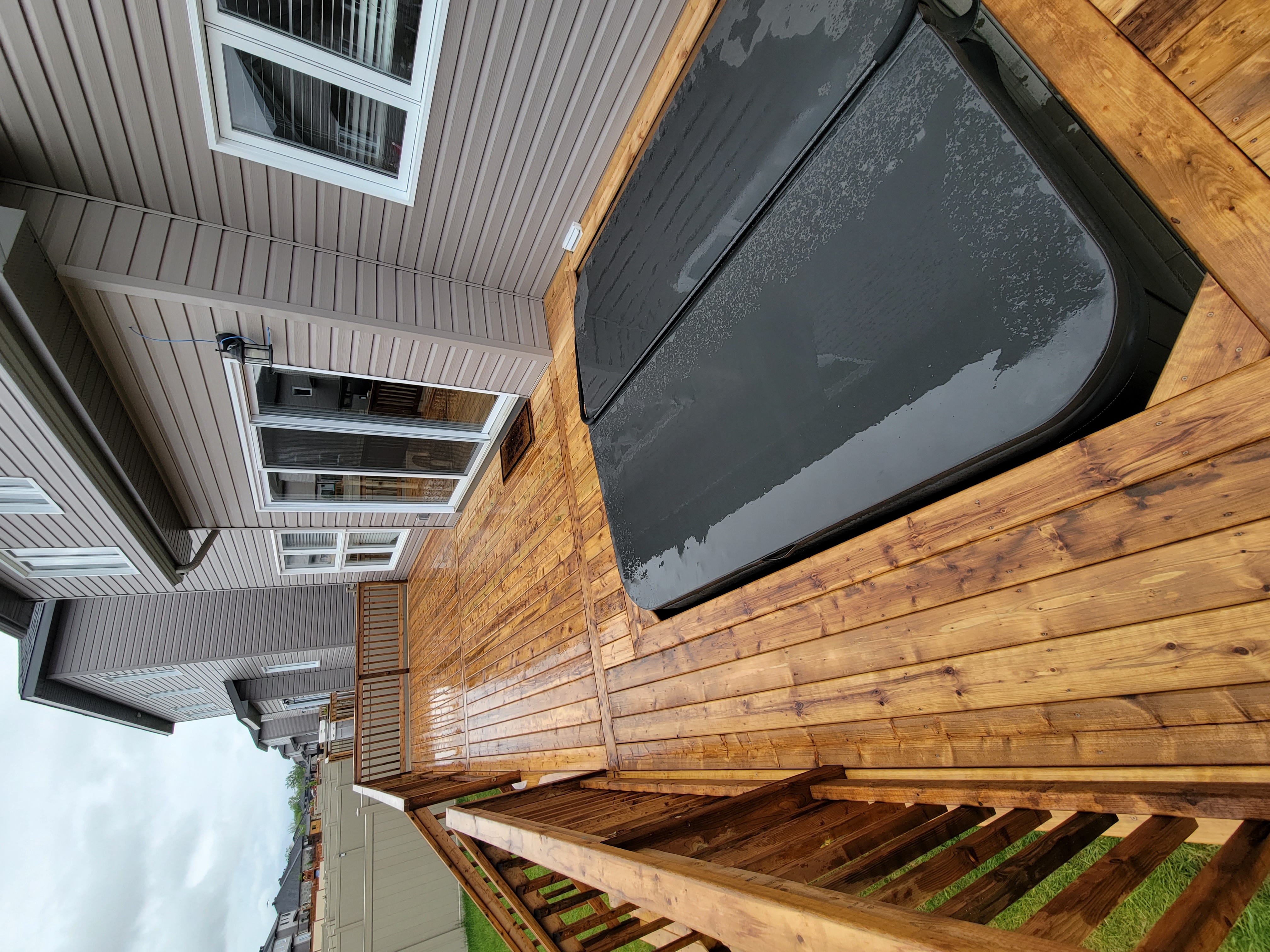 Custom deck construction across Prescott-Russell by Macam Living