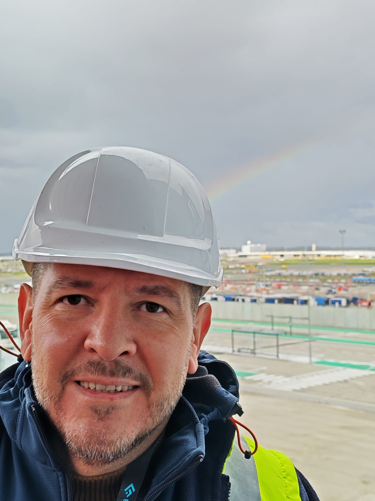 Ionuț Drăgănescu pe șantier, cu cască de protecție