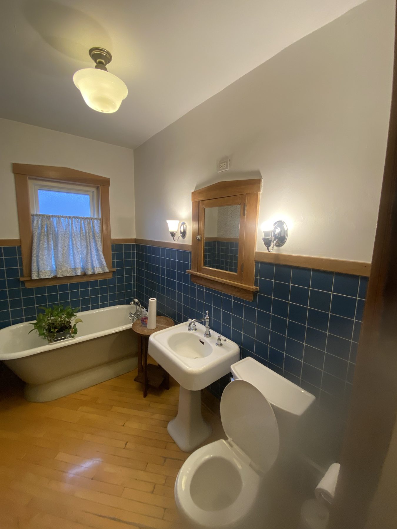 Bungalow bathroom before remodel