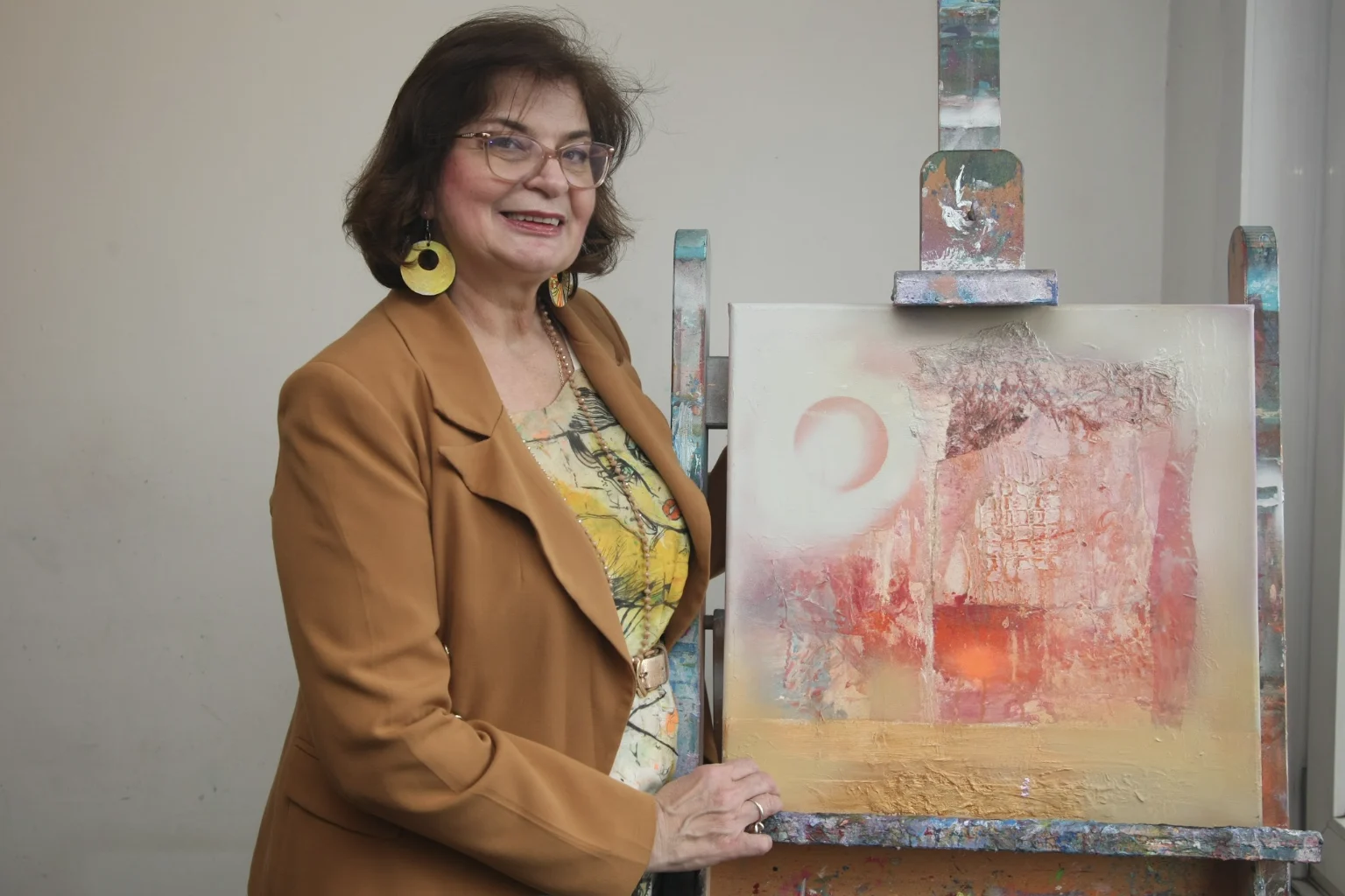 Avdia Van Art în atelier, alături de o pictură