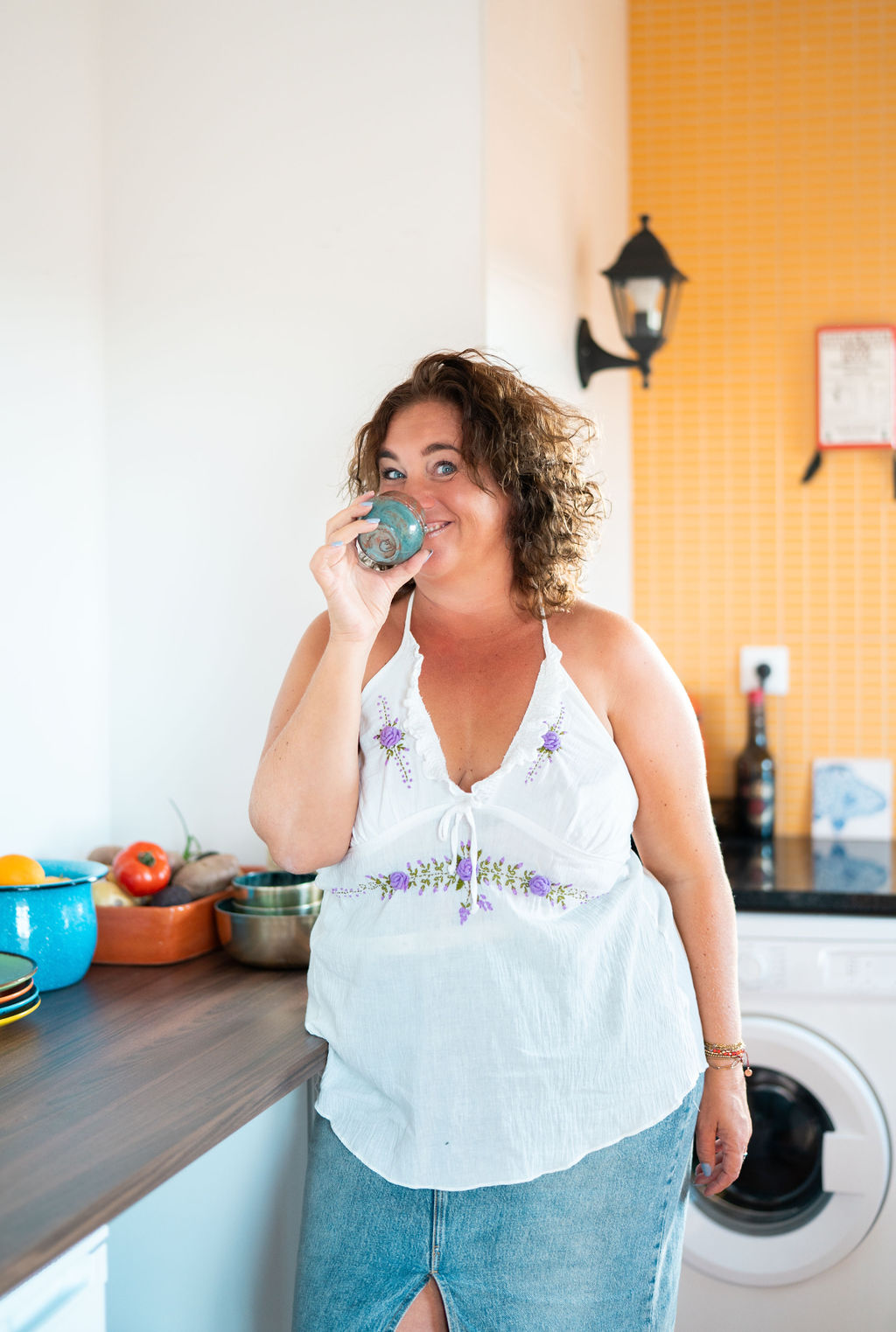 Esther aan een koffietafel
