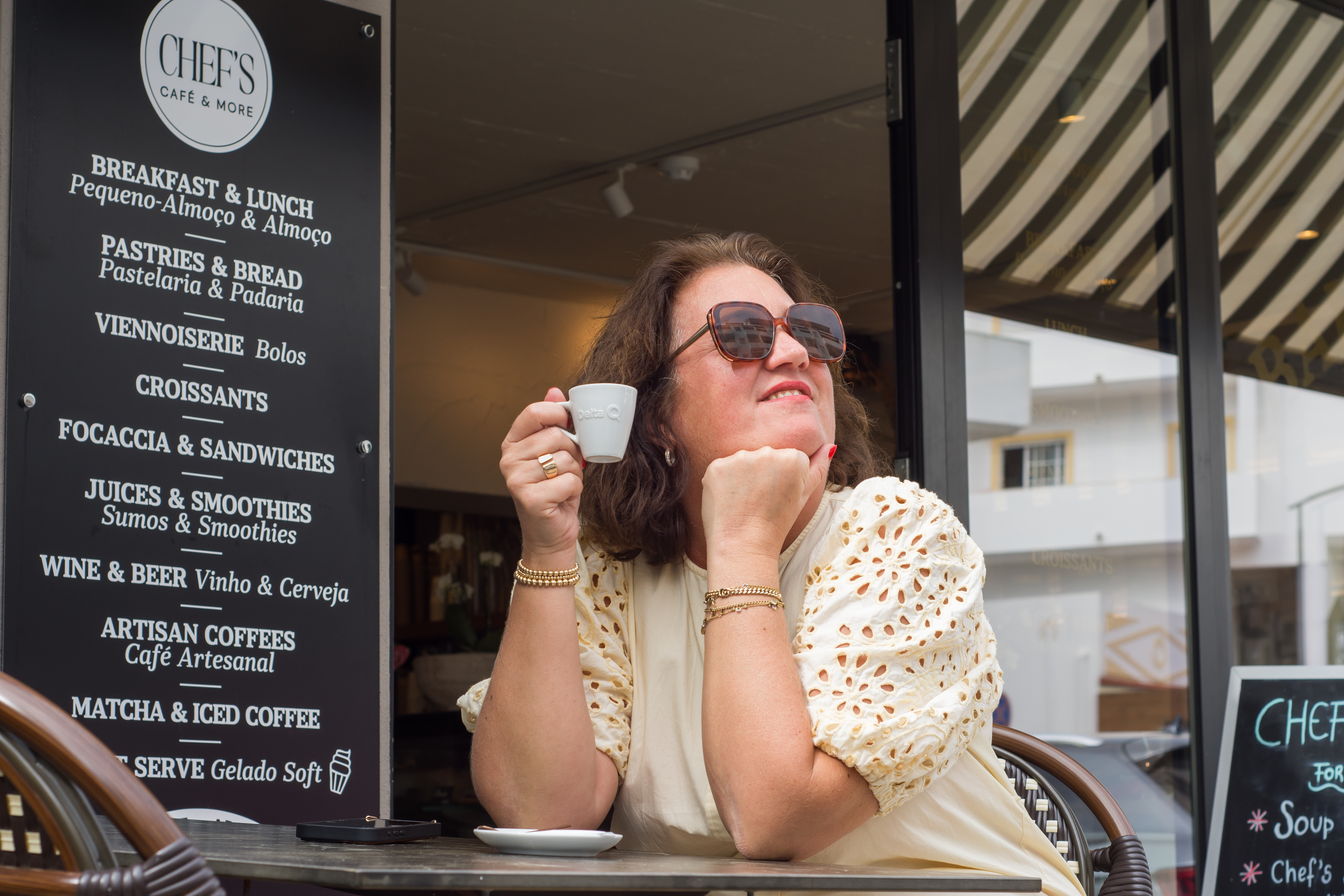 Esther met koffie