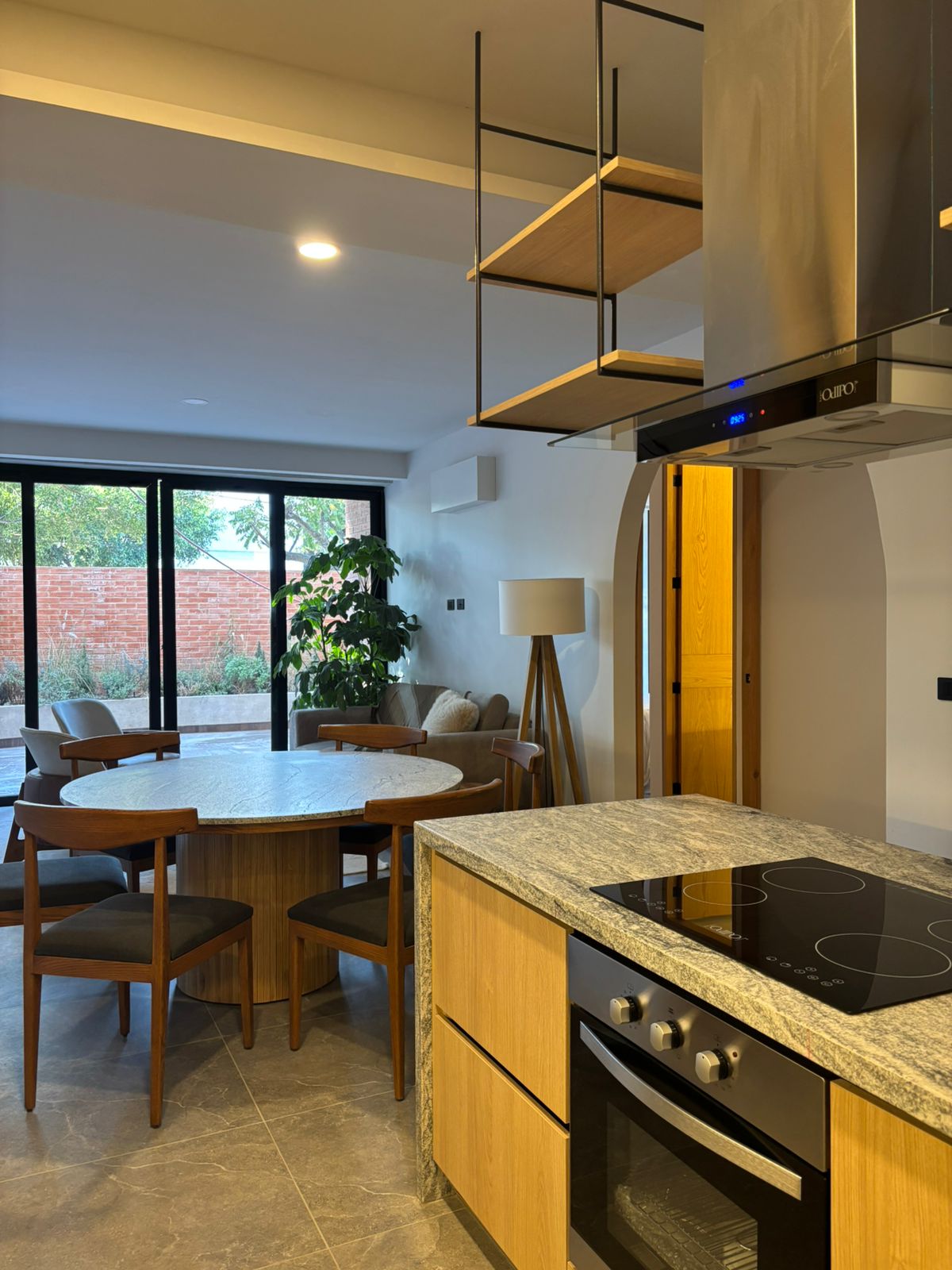 Cocina con isla y comedor