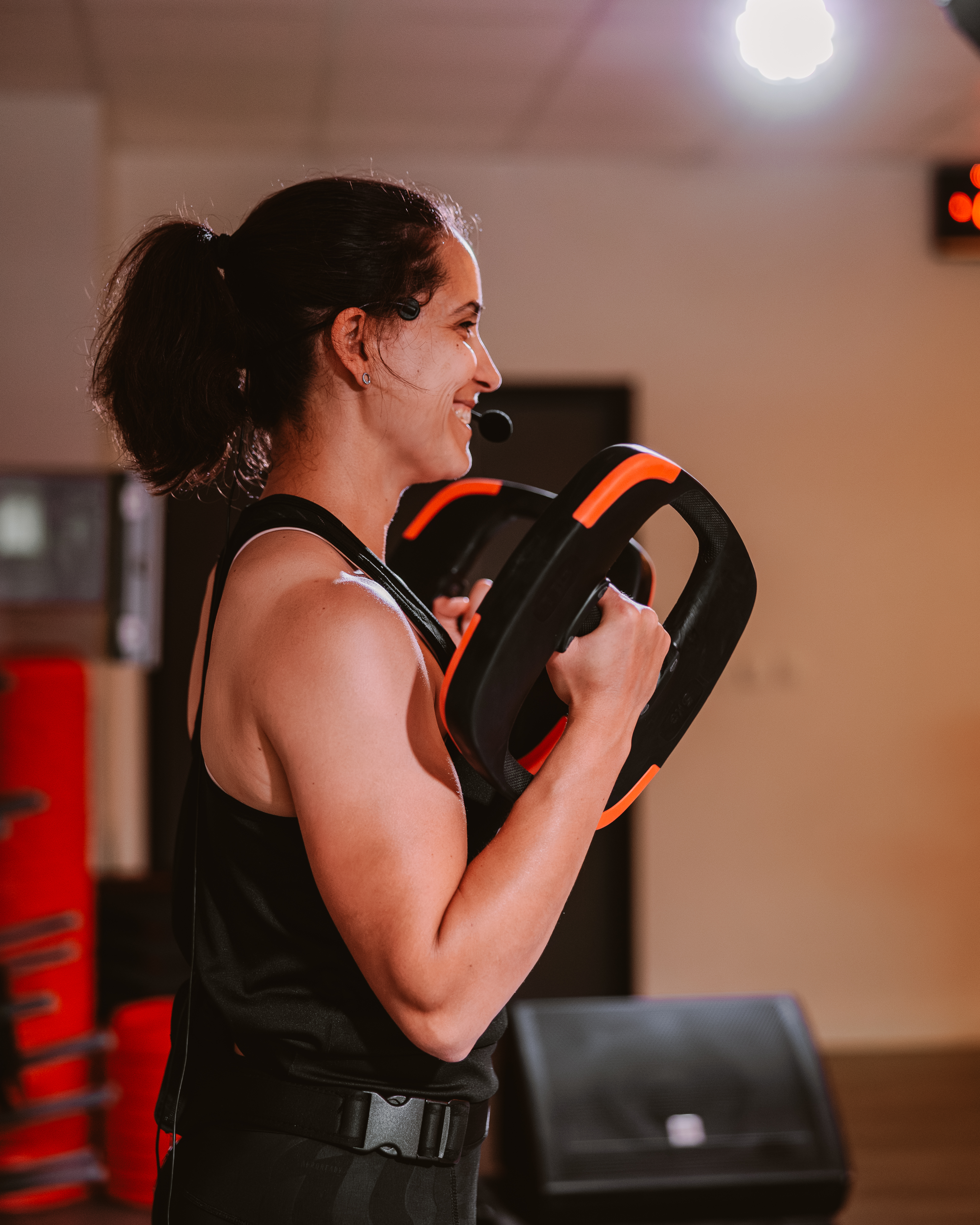 Équipe de coachs Platinium Center souriants dans la salle de sport