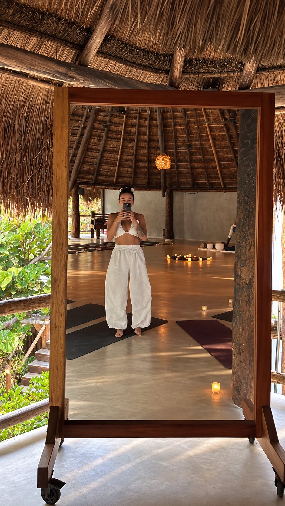 Ignacia en una shala de yoga en Tulum, reflejada en un espejo