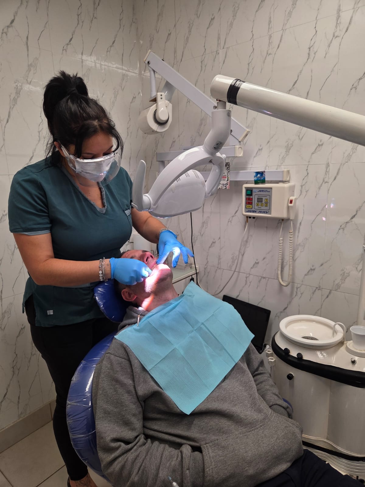Dra. Noelia Curra atendiendo a un paciente