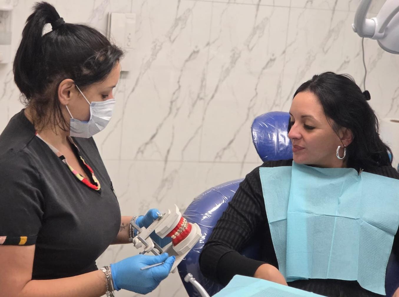 Dra. Noelia Curra durante una consulta odontológica