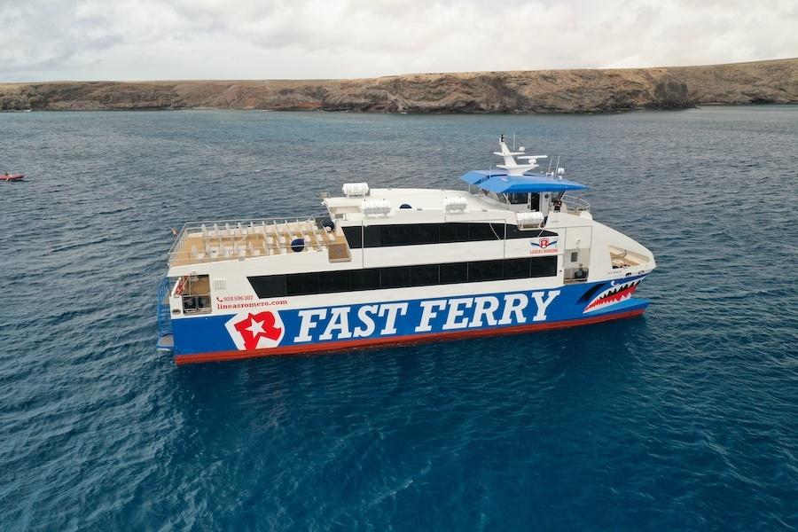 Líneas Romero passenger ferry from Playa Blanca to Corralejo