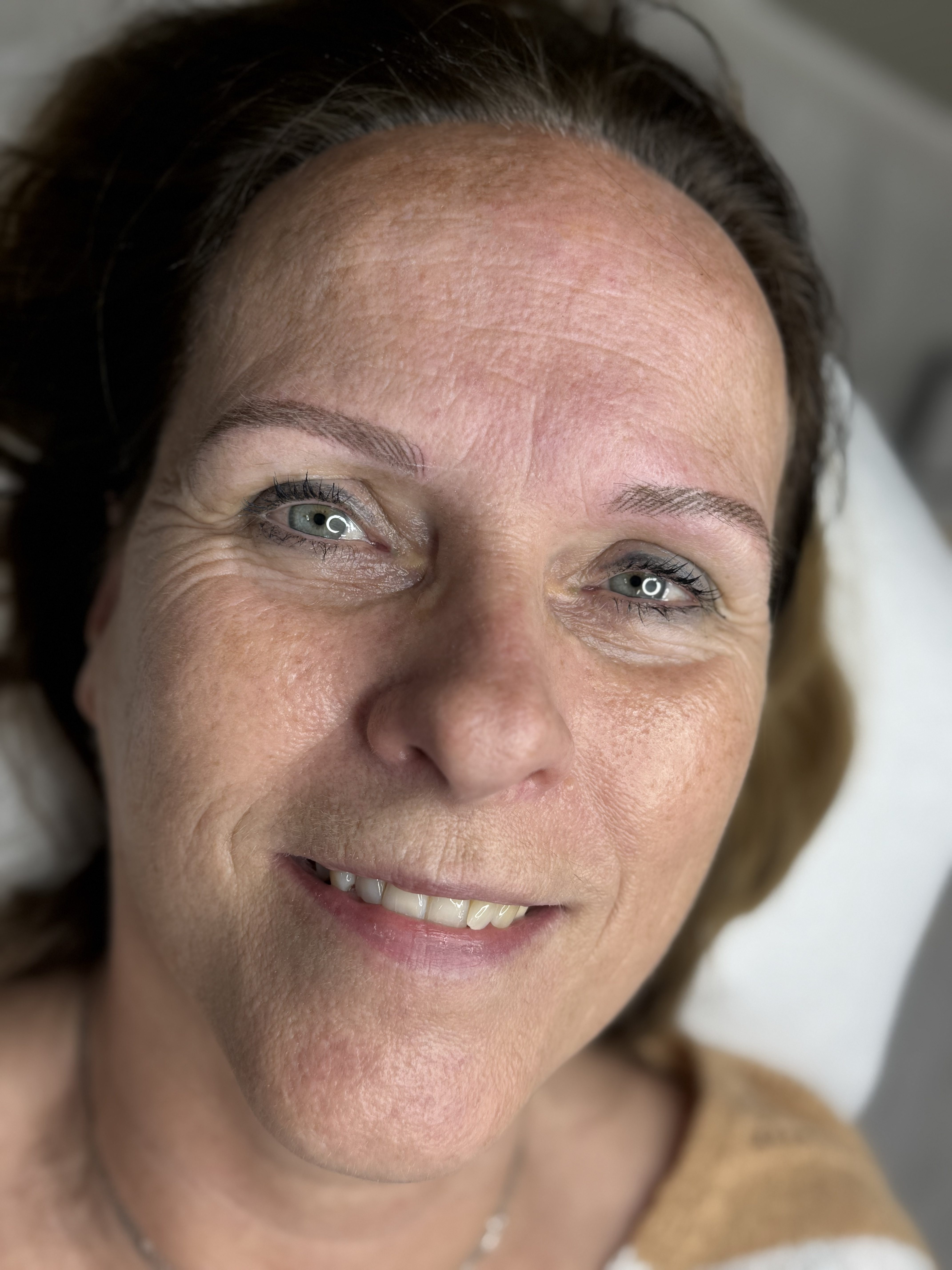 Resultaat van een wenkbrauwbehandeling bij Monique Broekhuis PMU