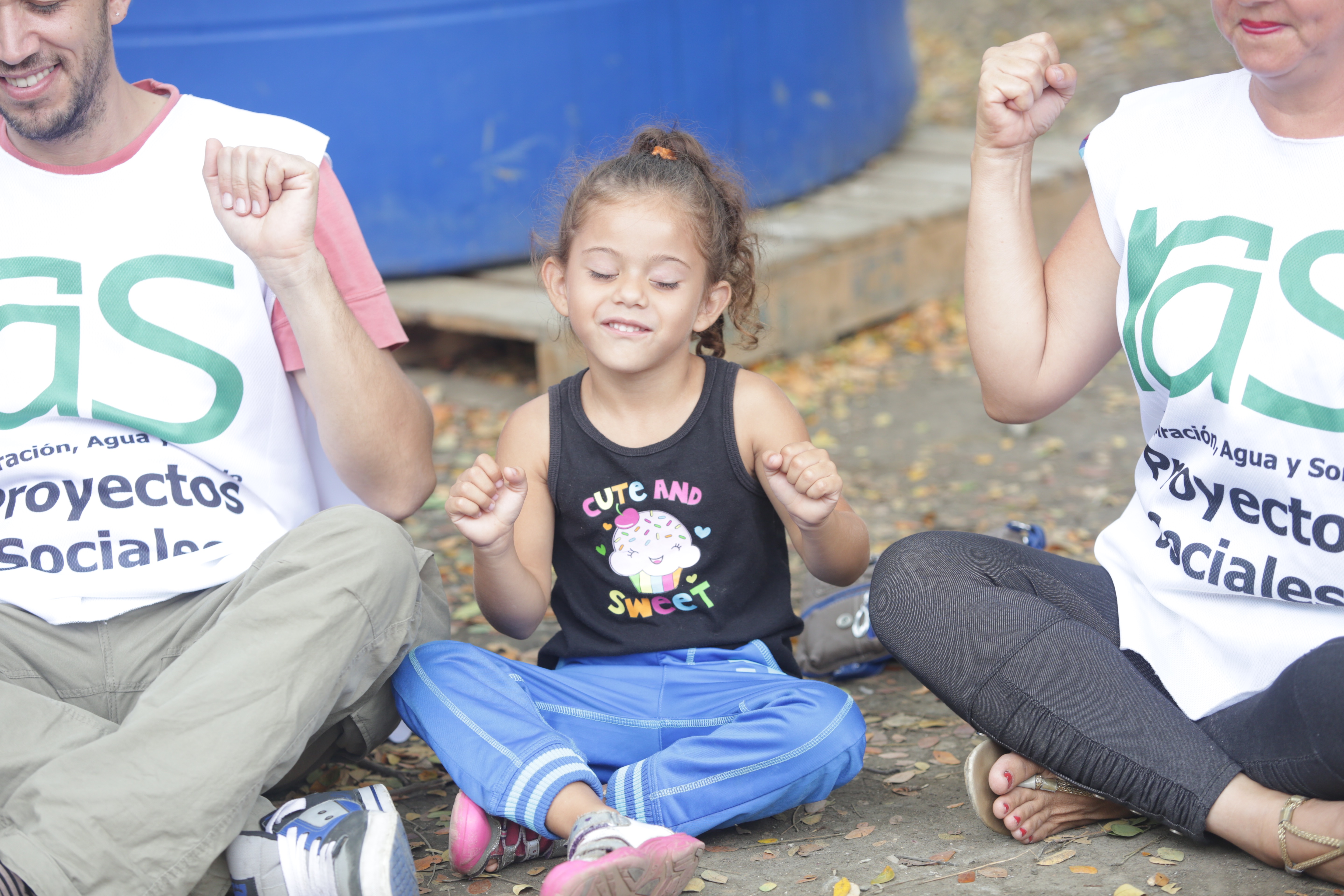 Niña en una sesión de meditación tras el terremoto de Ecuador de 2016