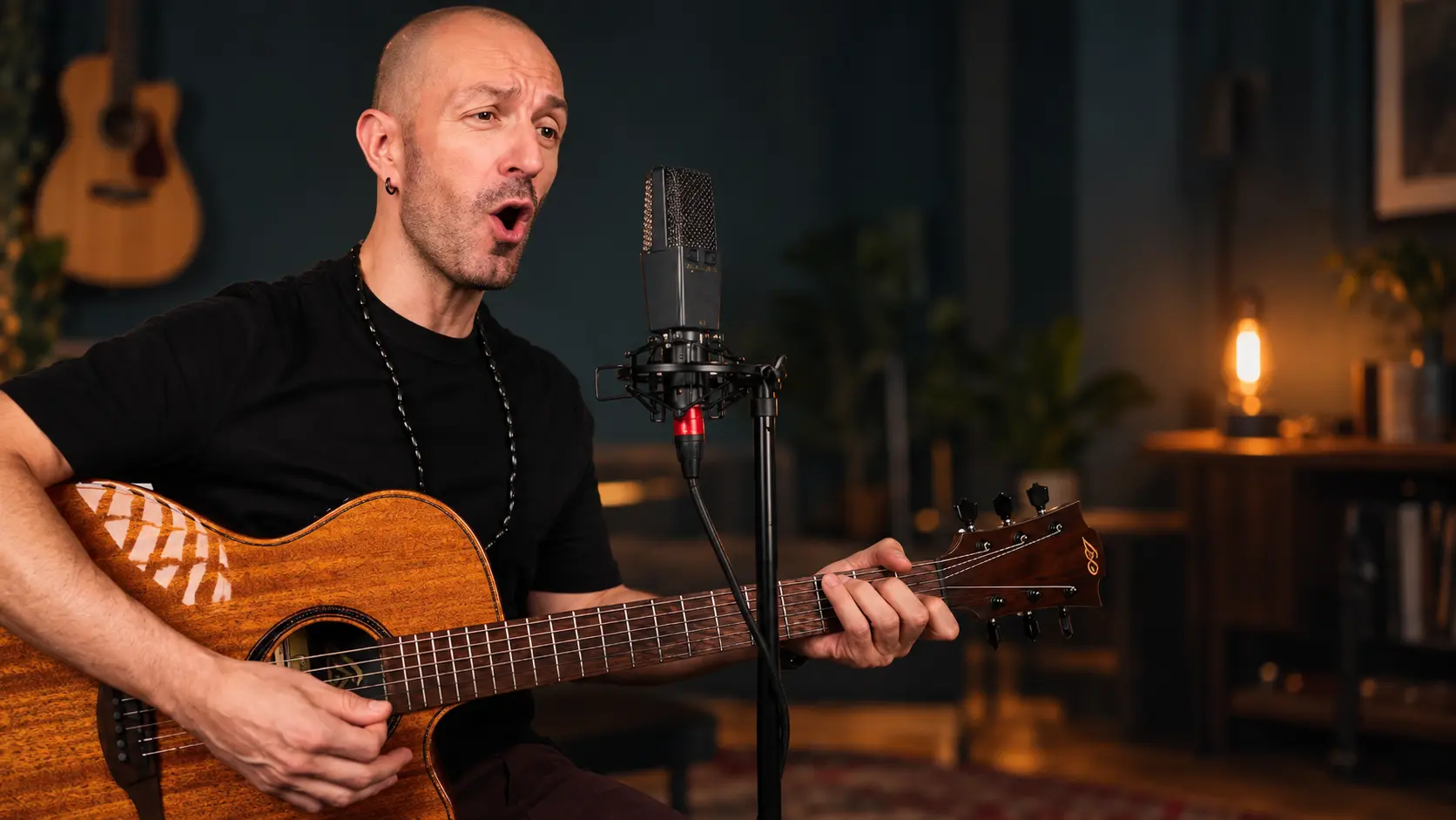 Marco canta mentre suona la chitarra acustica