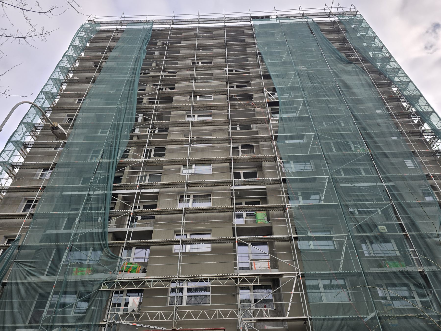 Zateplení bytového domu – lešení