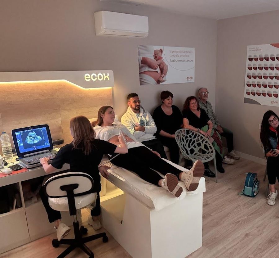 Famiglia che segue la sessione nella sala ECOX