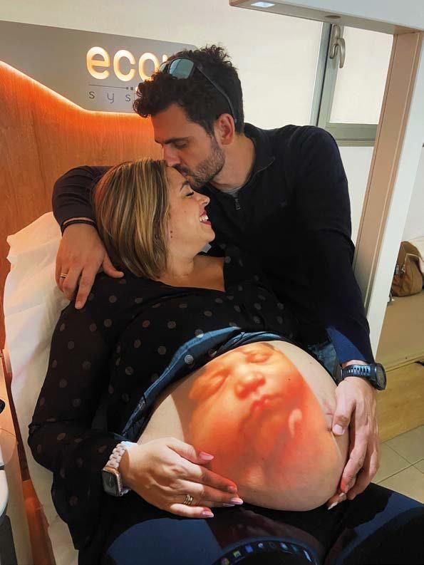 Coppia durante la proiezione Live View del bambino sulla pancia
