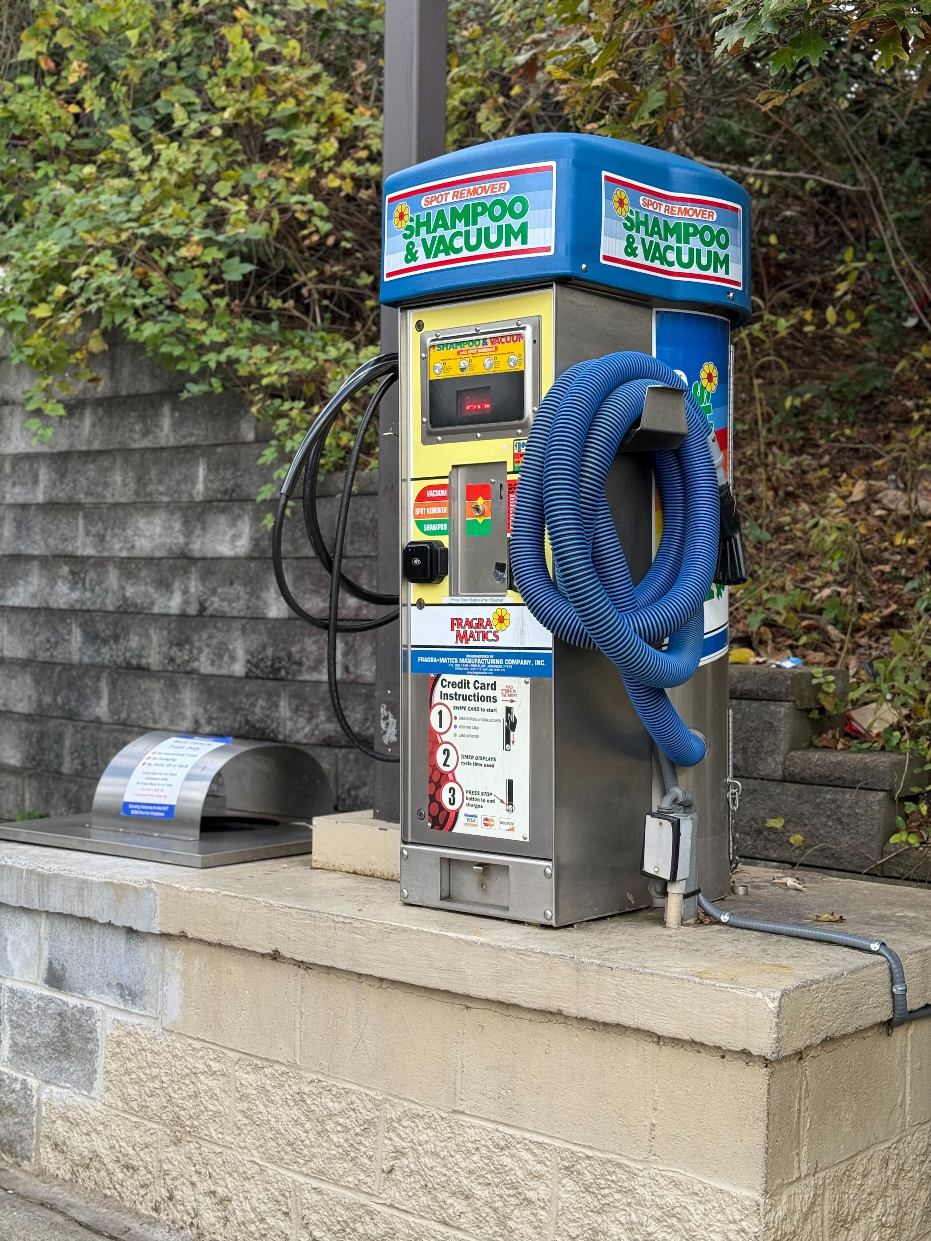 Vacuum and interior shampoo cleaning station