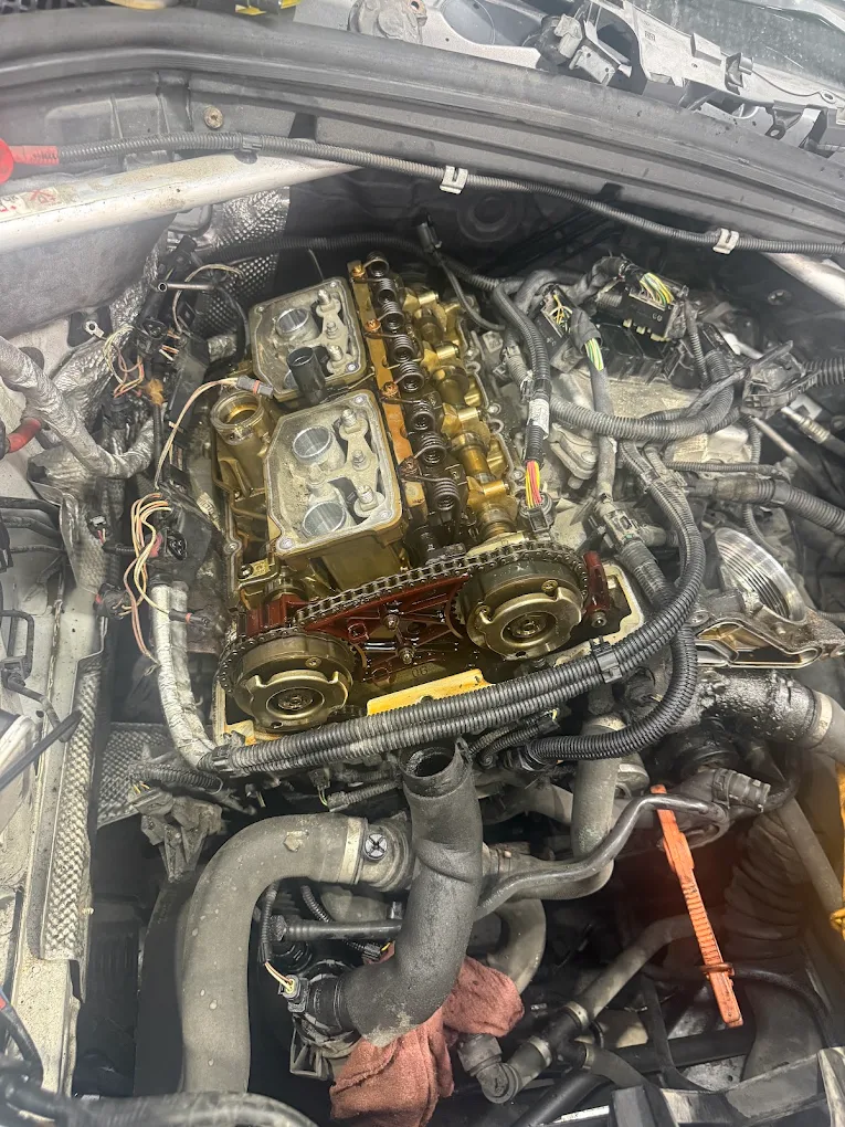 Licensed mechanic performing auto repair in Pointe-Claire