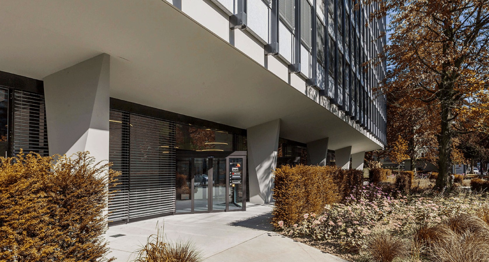 Eingang AURUM Basel, St. Jakobsstrasse 25, herbstlich