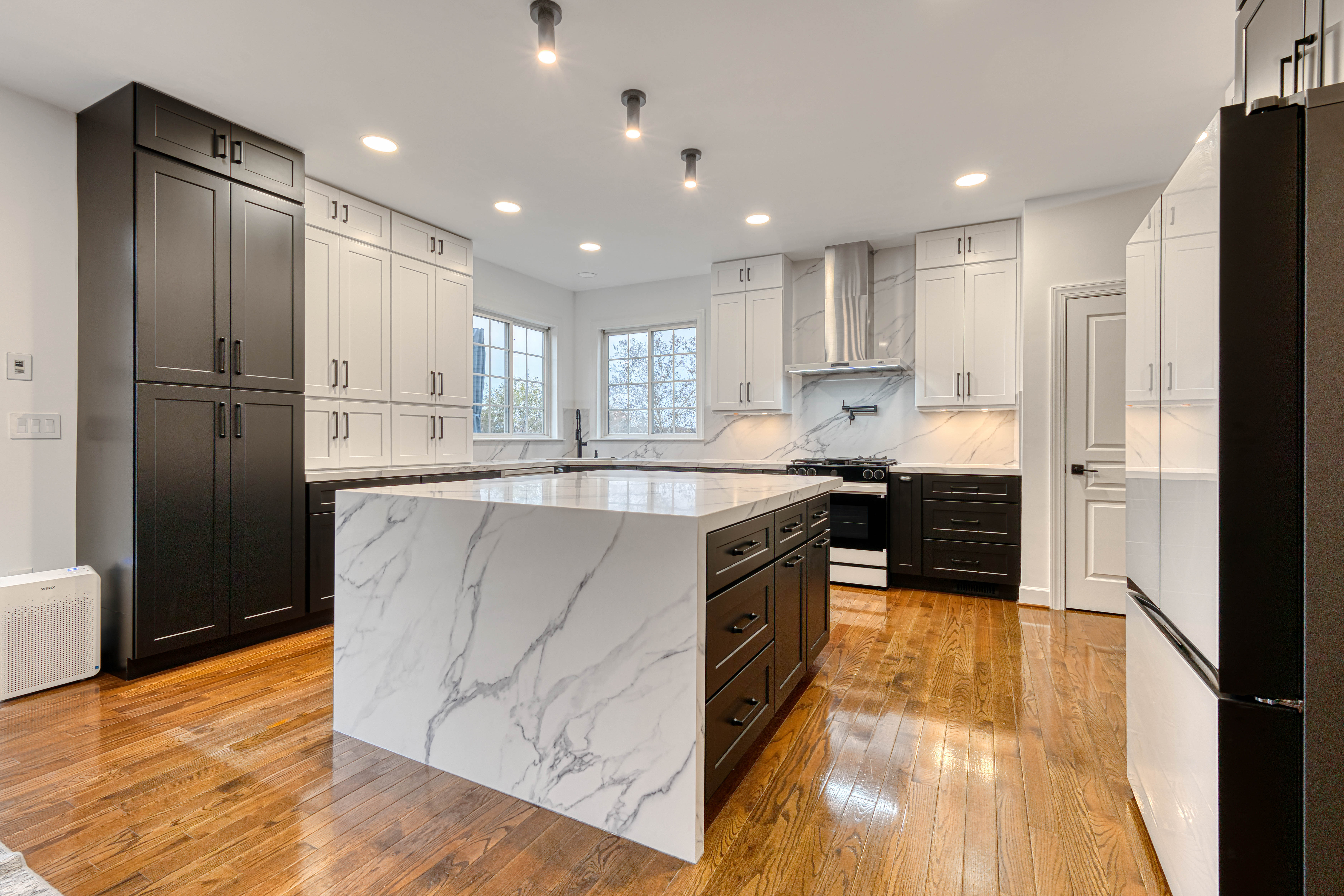 Luxury kitchen remodel in Northern Virginia with custom design-build cabinetry, stainless steel appliances, and marble countertops in a Chantilly home.