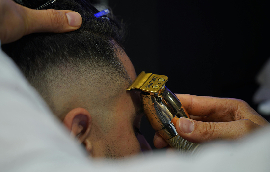Frischer Herren-Fade-Schnitt mit präzisen Konturen bei Coiffeur Pratteln