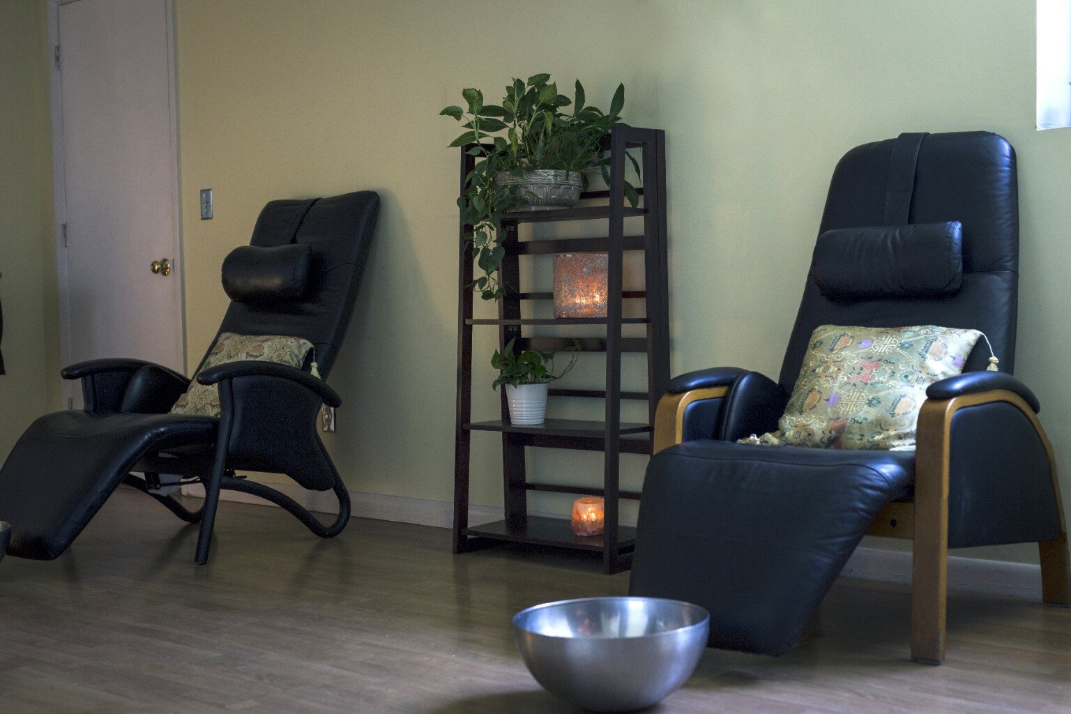 Reclining chairs in the quiet relaxation area at Fundamentals Relaxation Spa