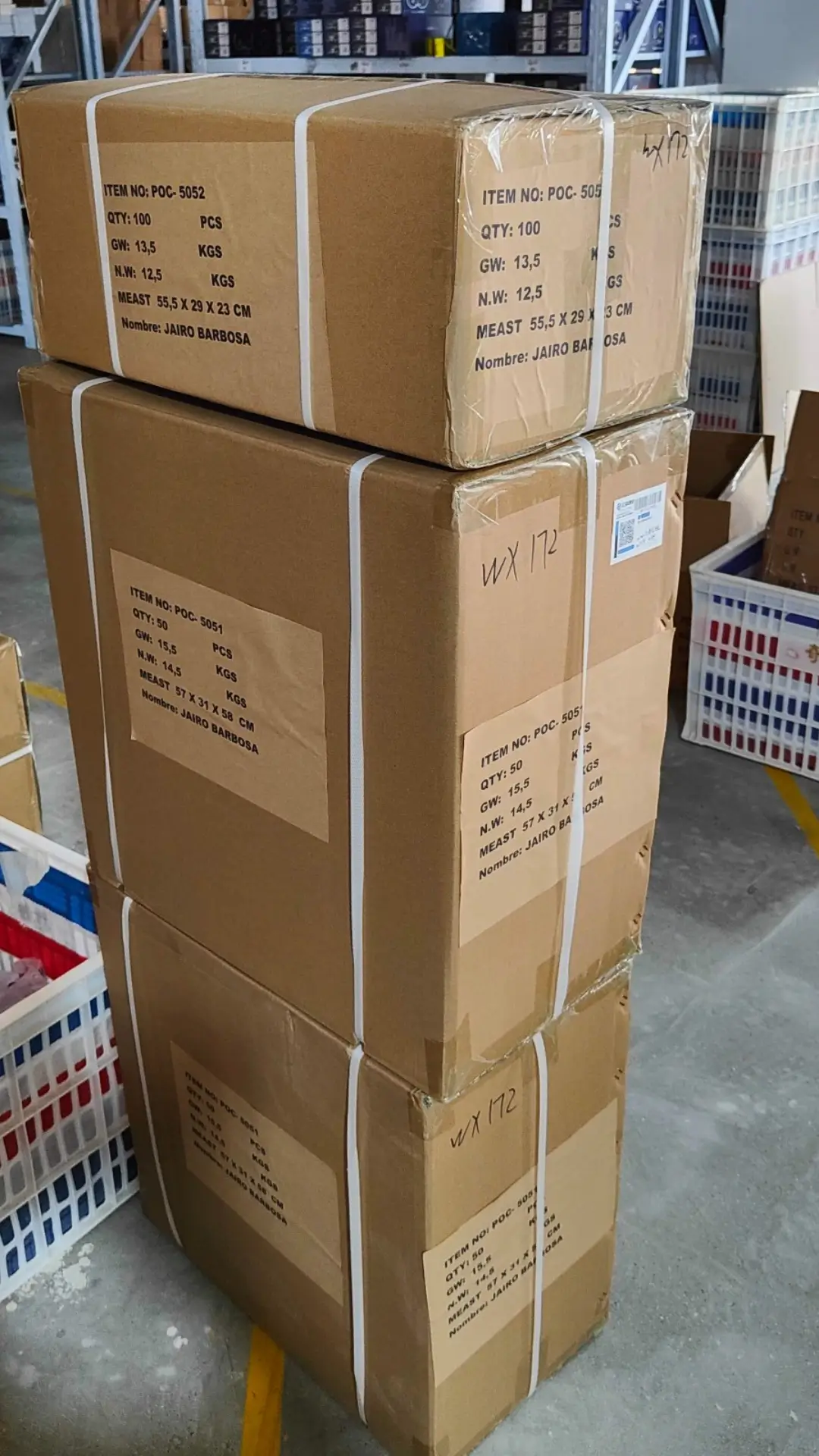 Cajas de mercancía apiladas en bodega