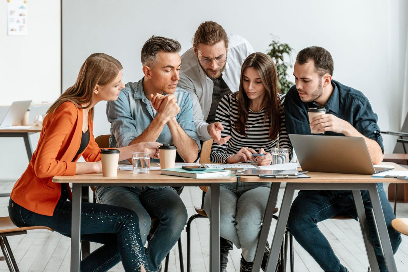 Gemeinsame Ausrichtung eines Teams auf ein klares Ziel — Symbol für Vision und Unternehmensziele