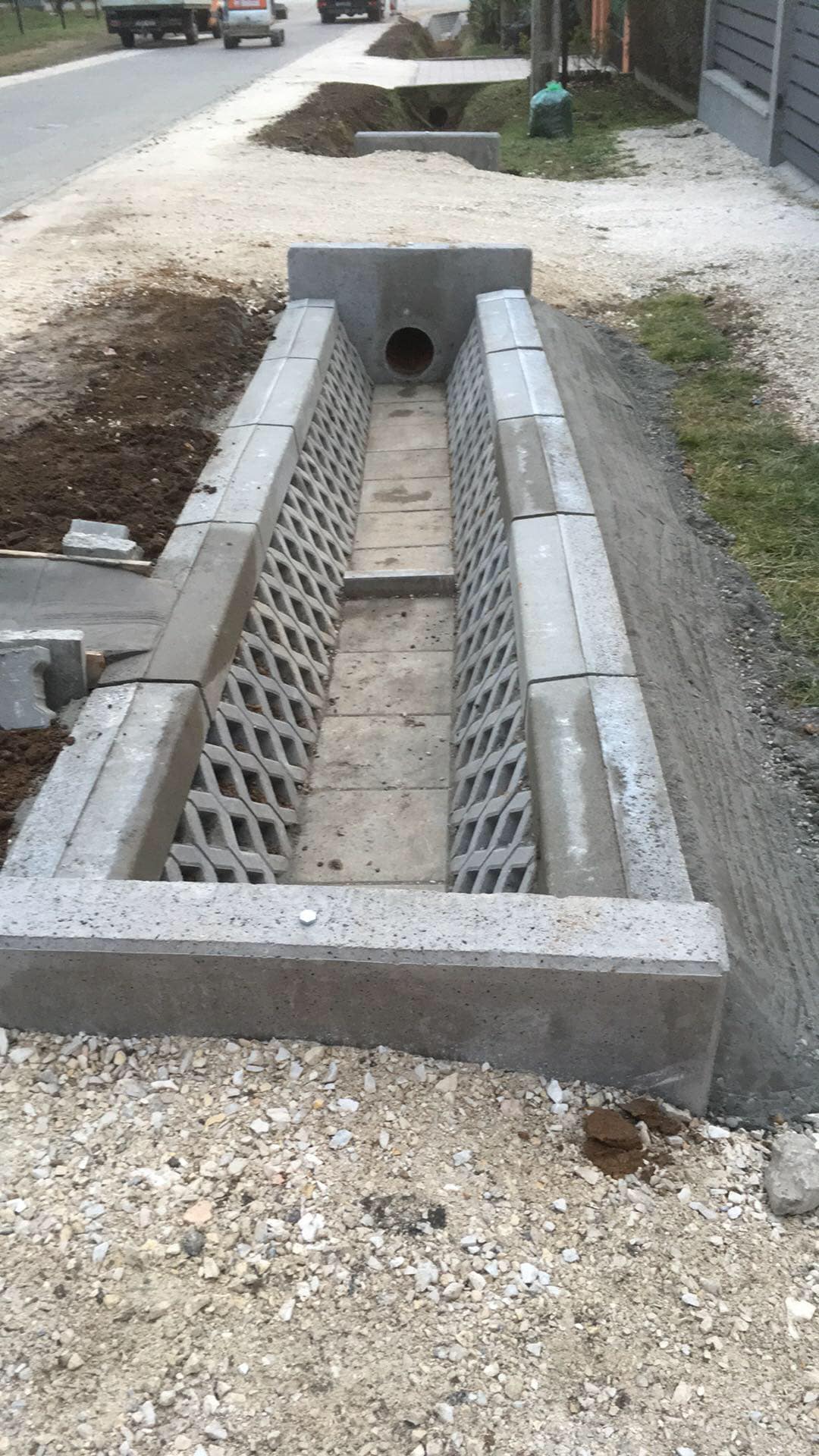 Aszfaltozott bejárat