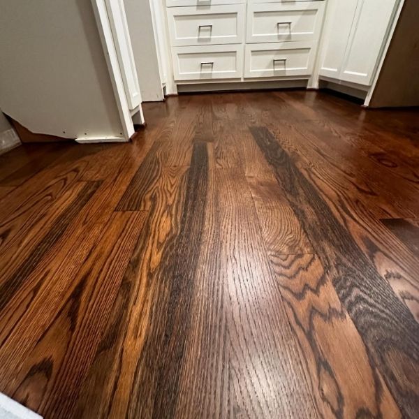Hardwood floor installation Dallas, TX in a bright modern living room