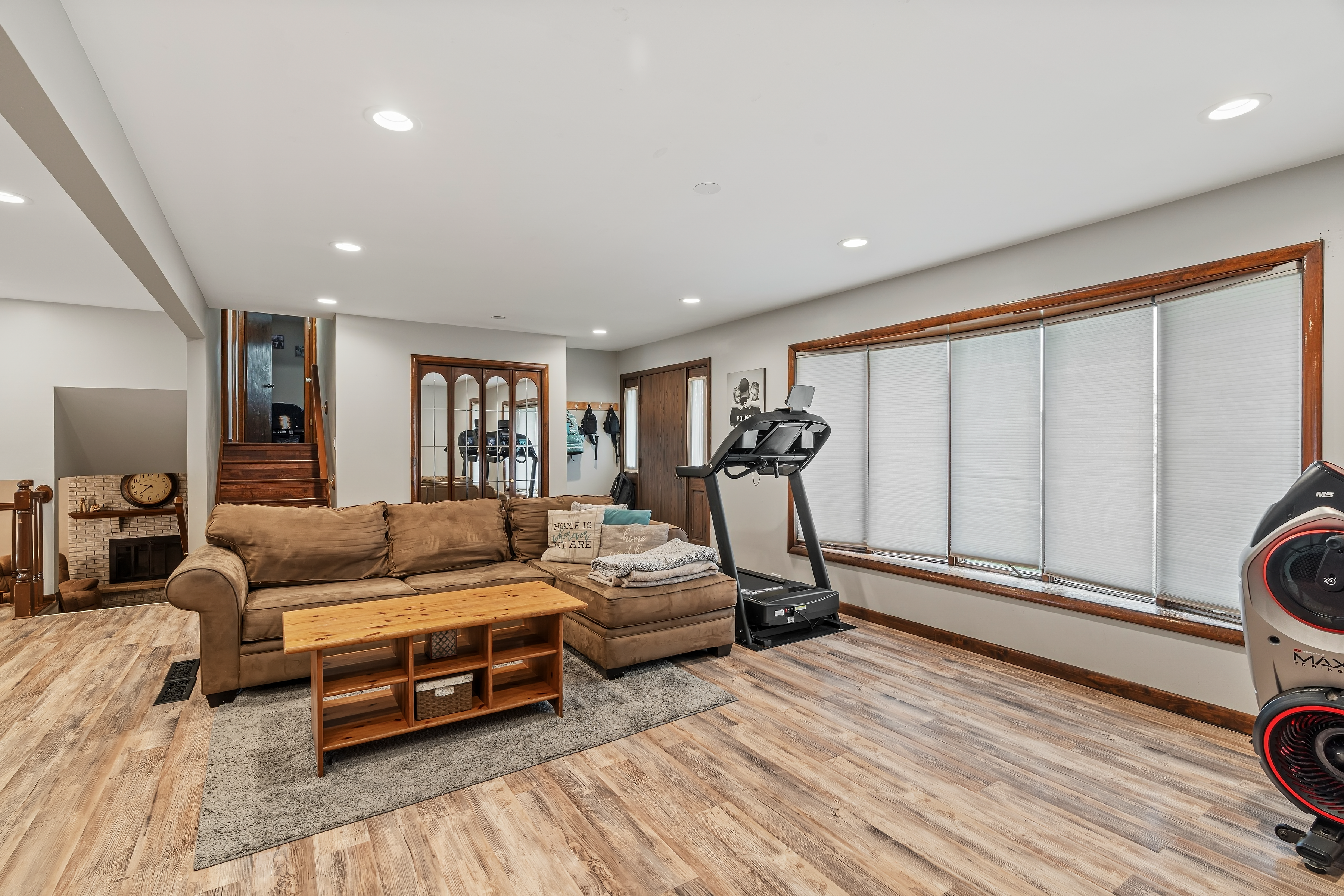 506 Heather Ln main level living space