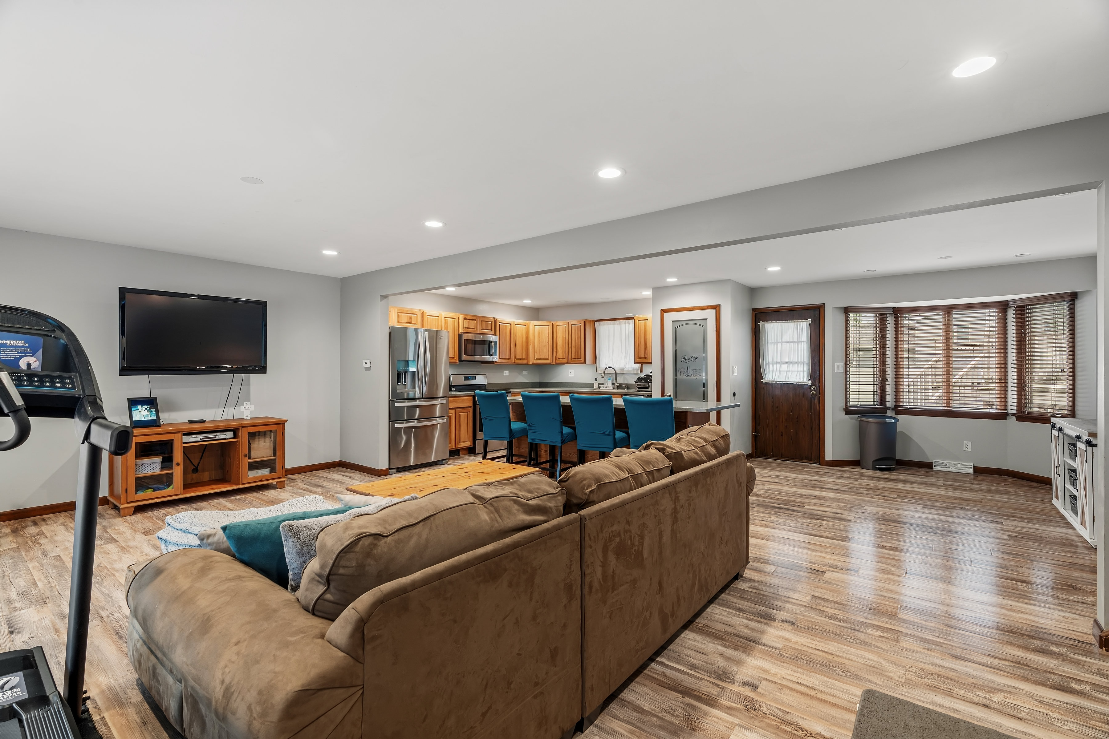 506 Heather Ln main level living space