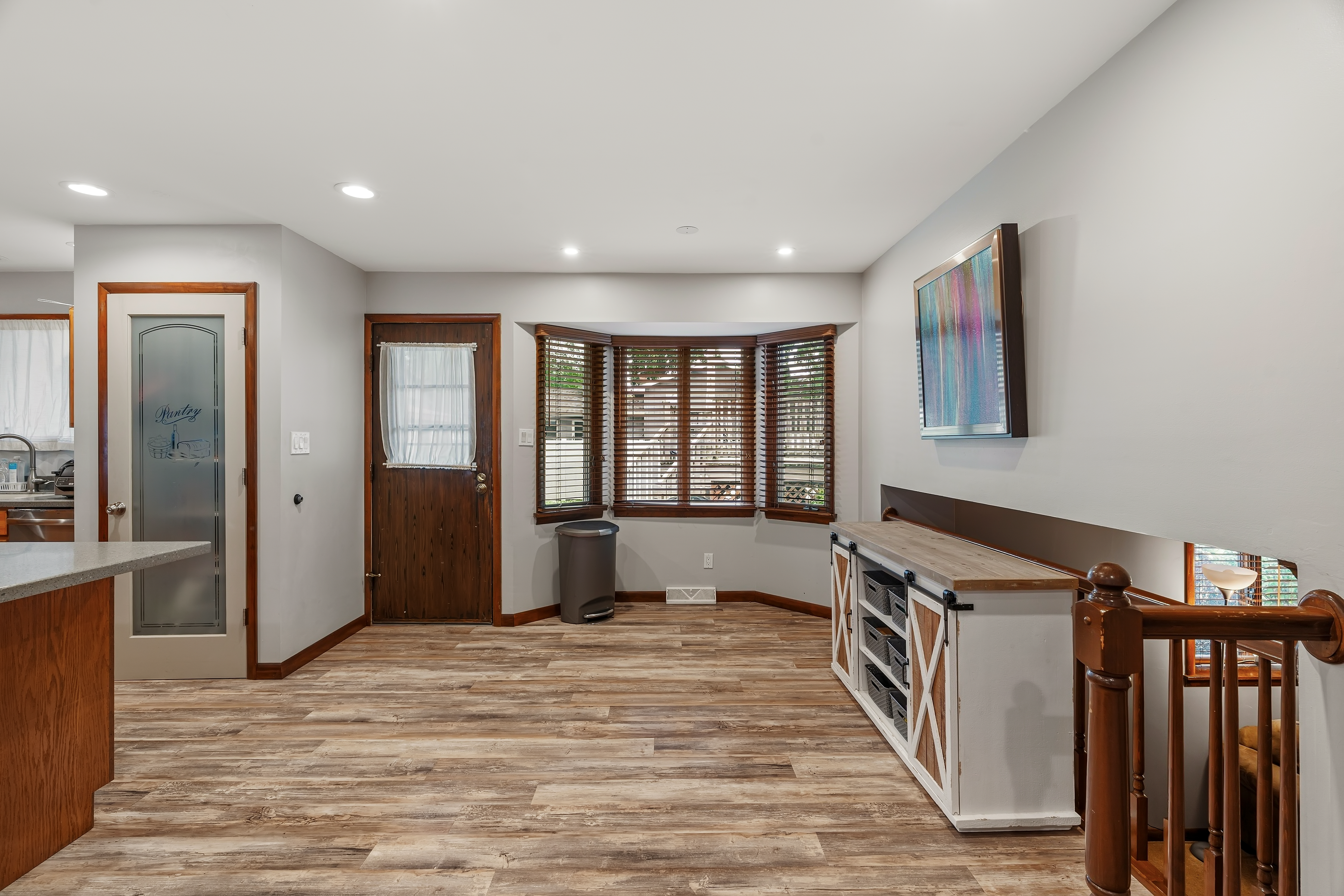 506 Heather Ln main level living space