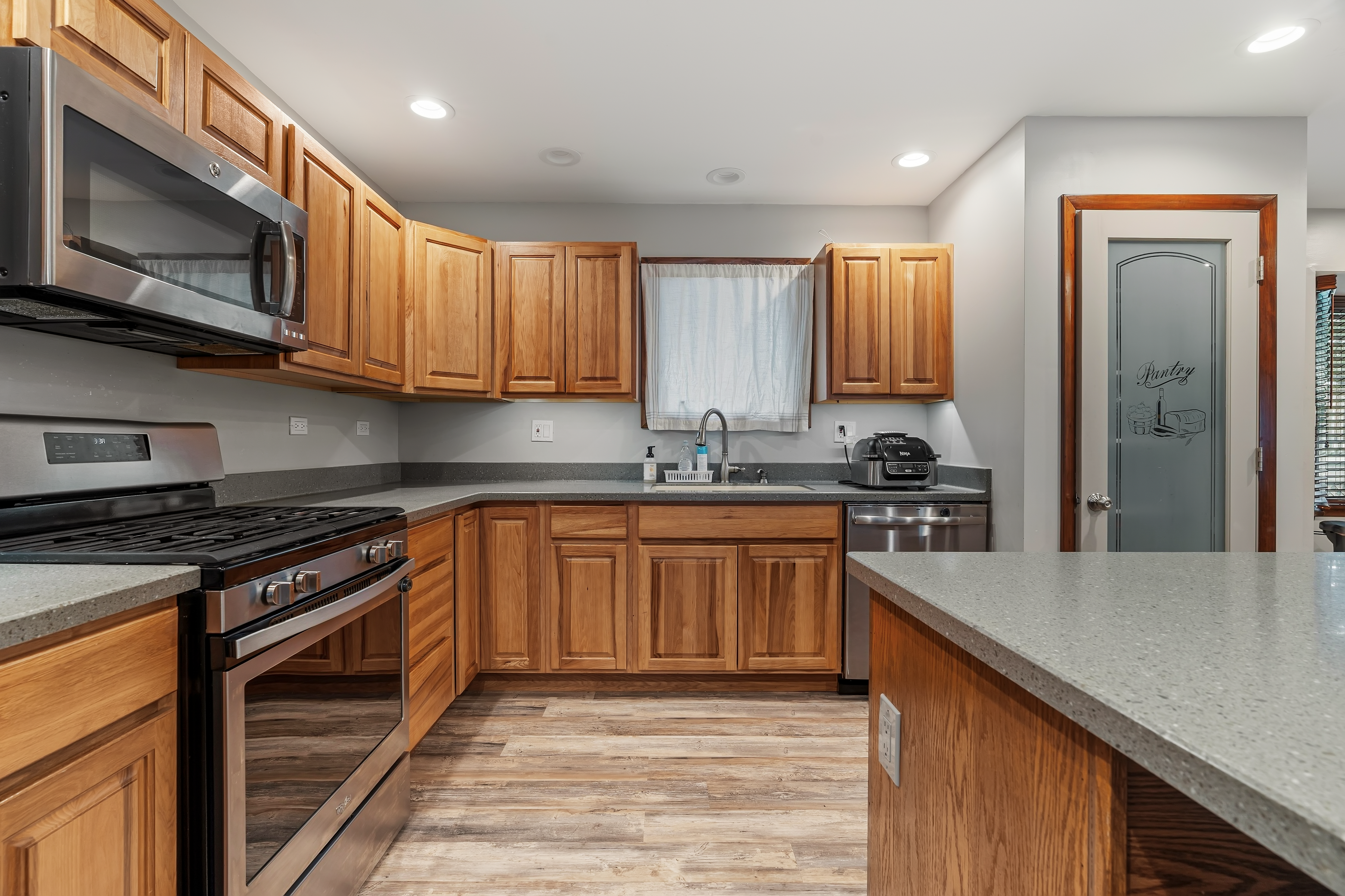 506 Heather Ln kitchen with center island and pantry
