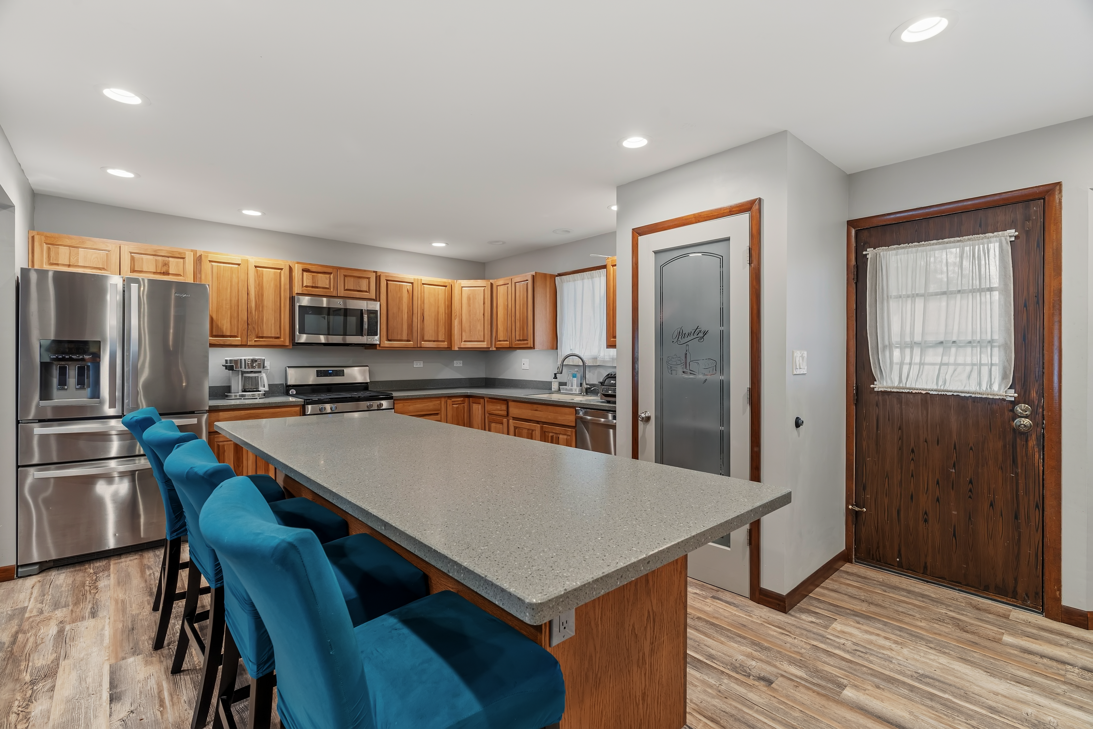 506 Heather Ln kitchen with center island and pantry