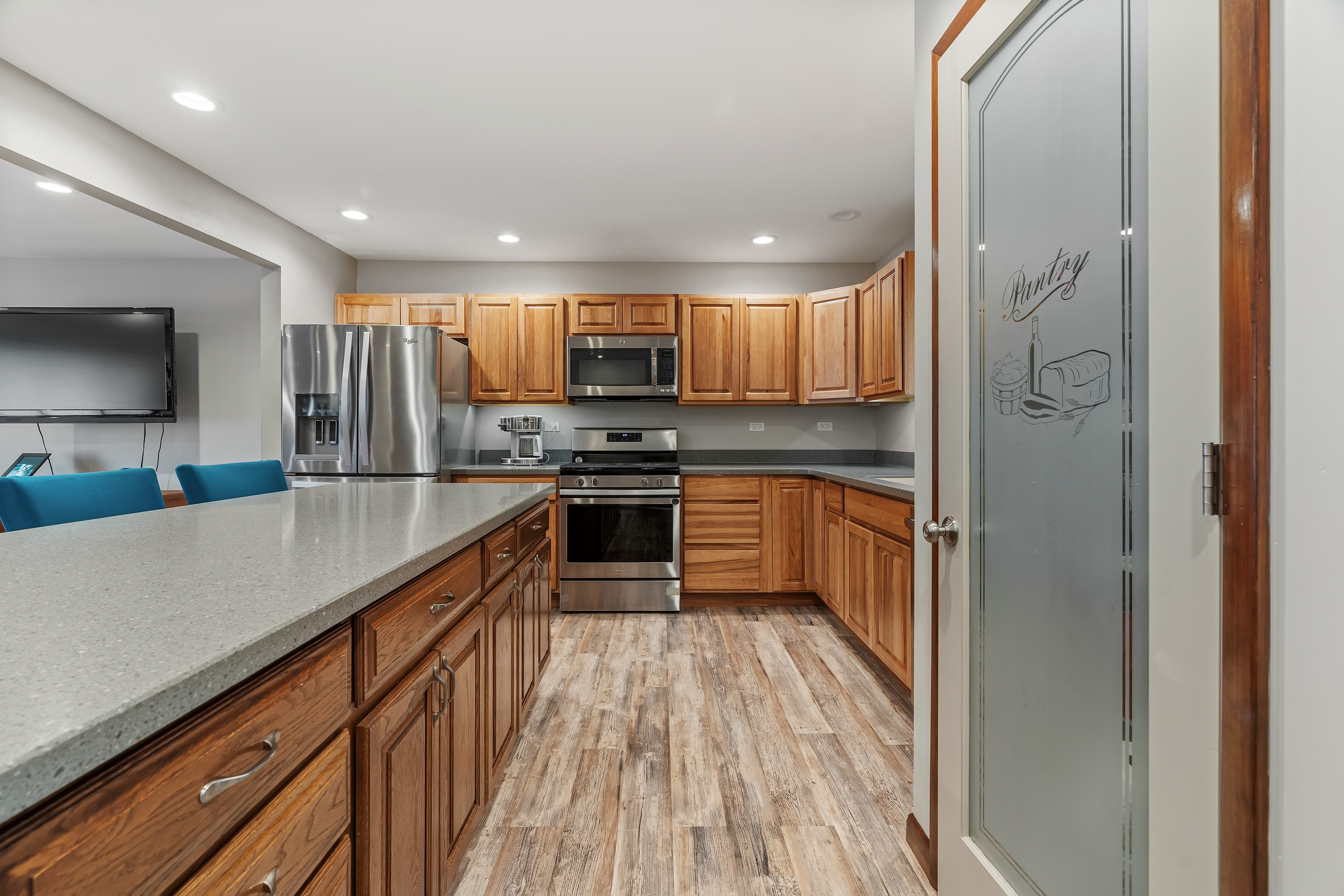 506 Heather Ln kitchen with center island and pantry