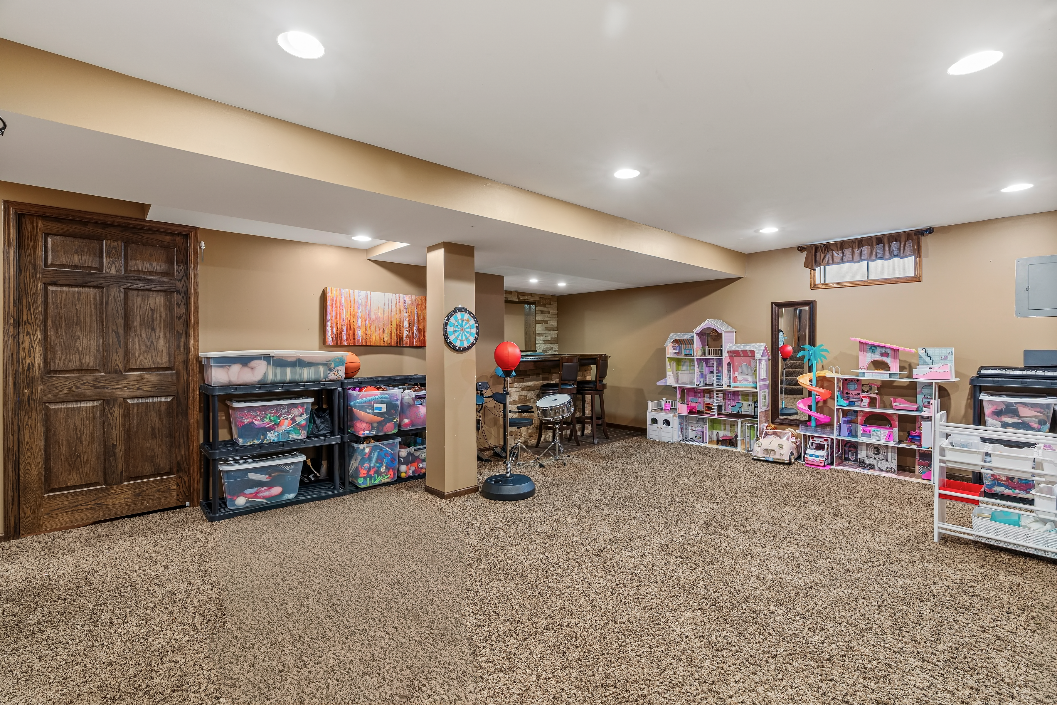 506 Heather Ln recreation room with dry bar