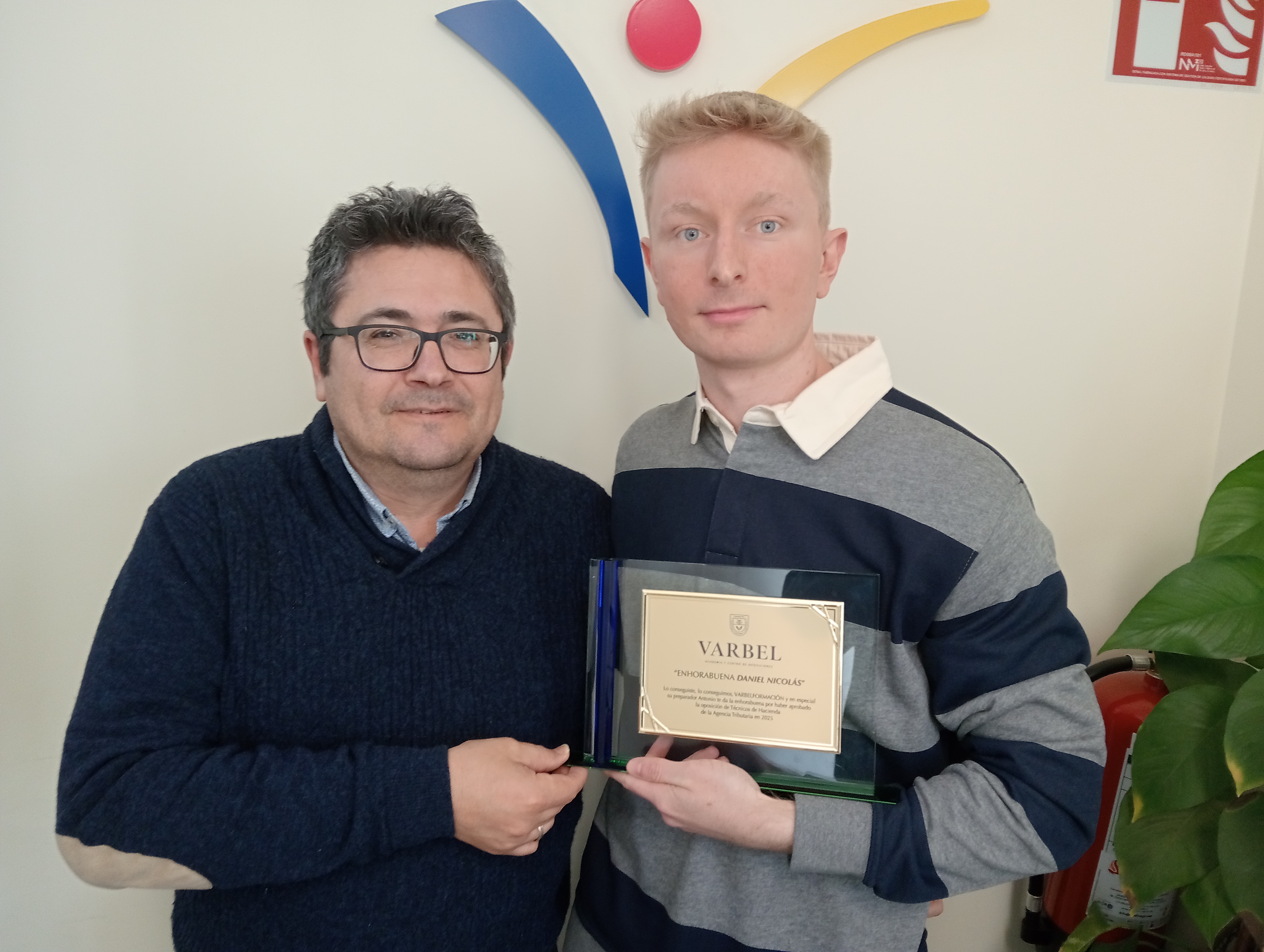 Daniel con su placa de Varbel