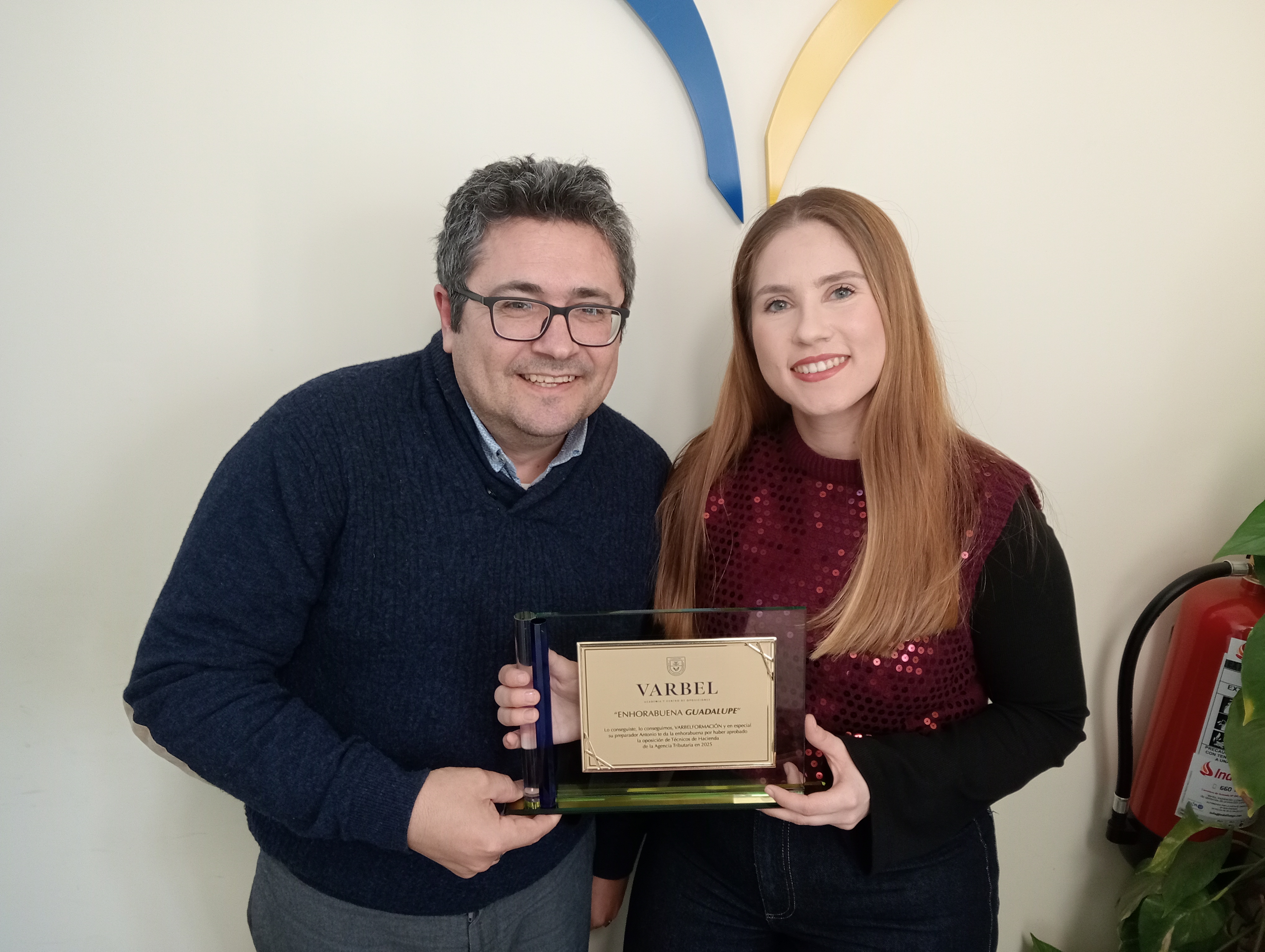 Guadalupe con su placa de Varbel