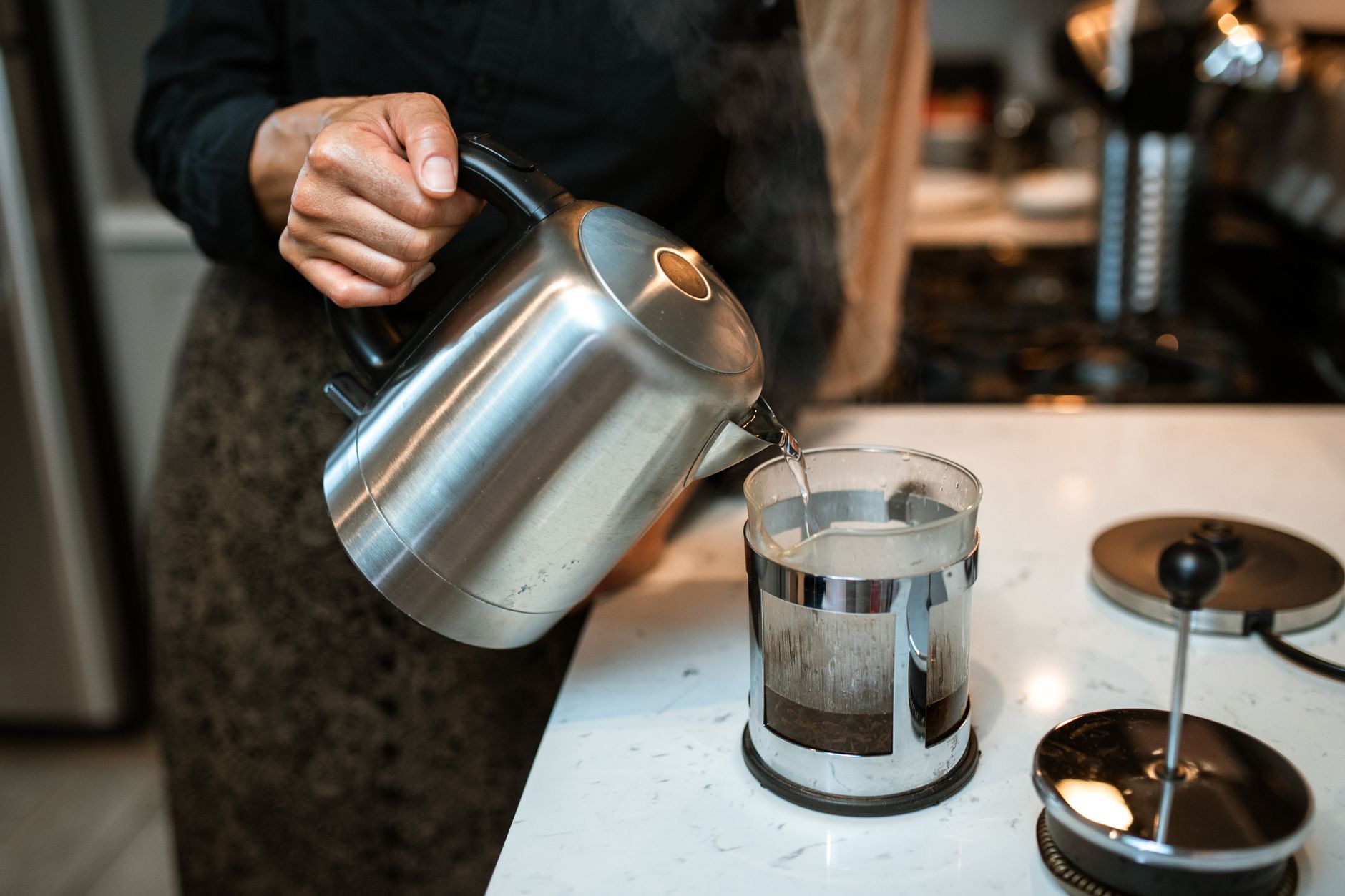 Wassertank der Kaffeemaschine zum Entkalken befüllen