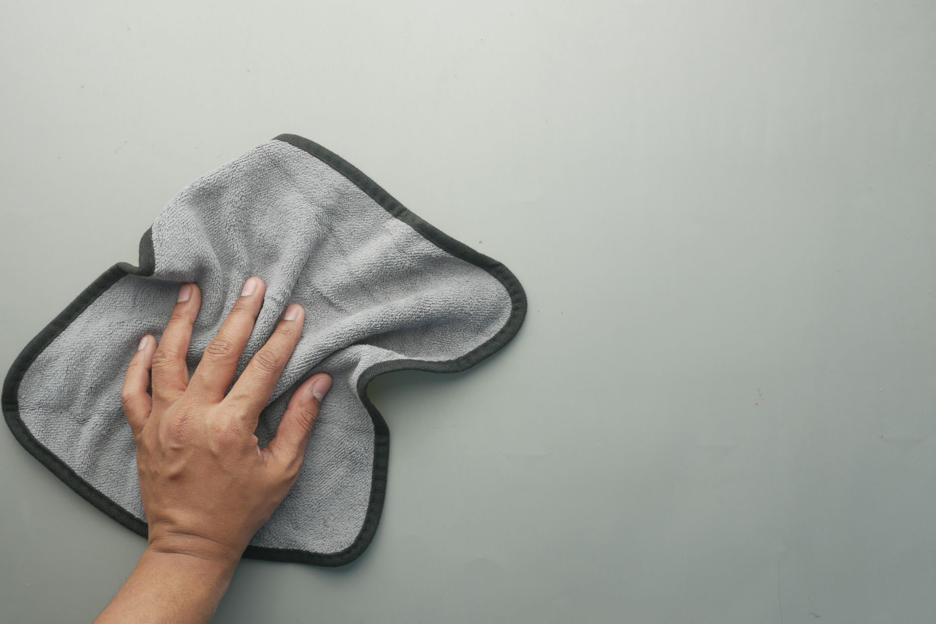Fensterscheibe mit Mikrofasertuch streifenfrei nachpolieren