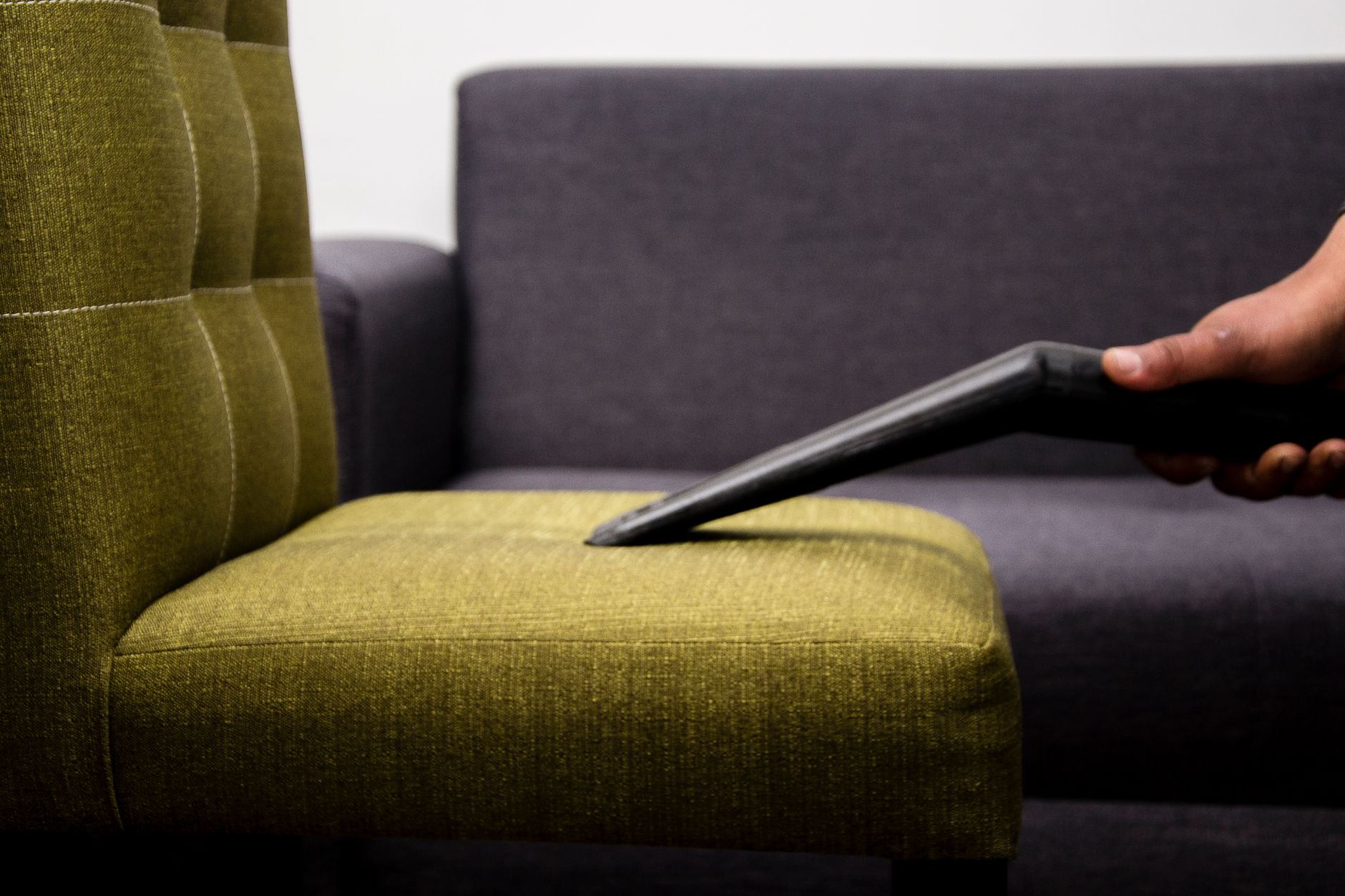 Sofa-Polster mit Schaum und Schwamm reinigen