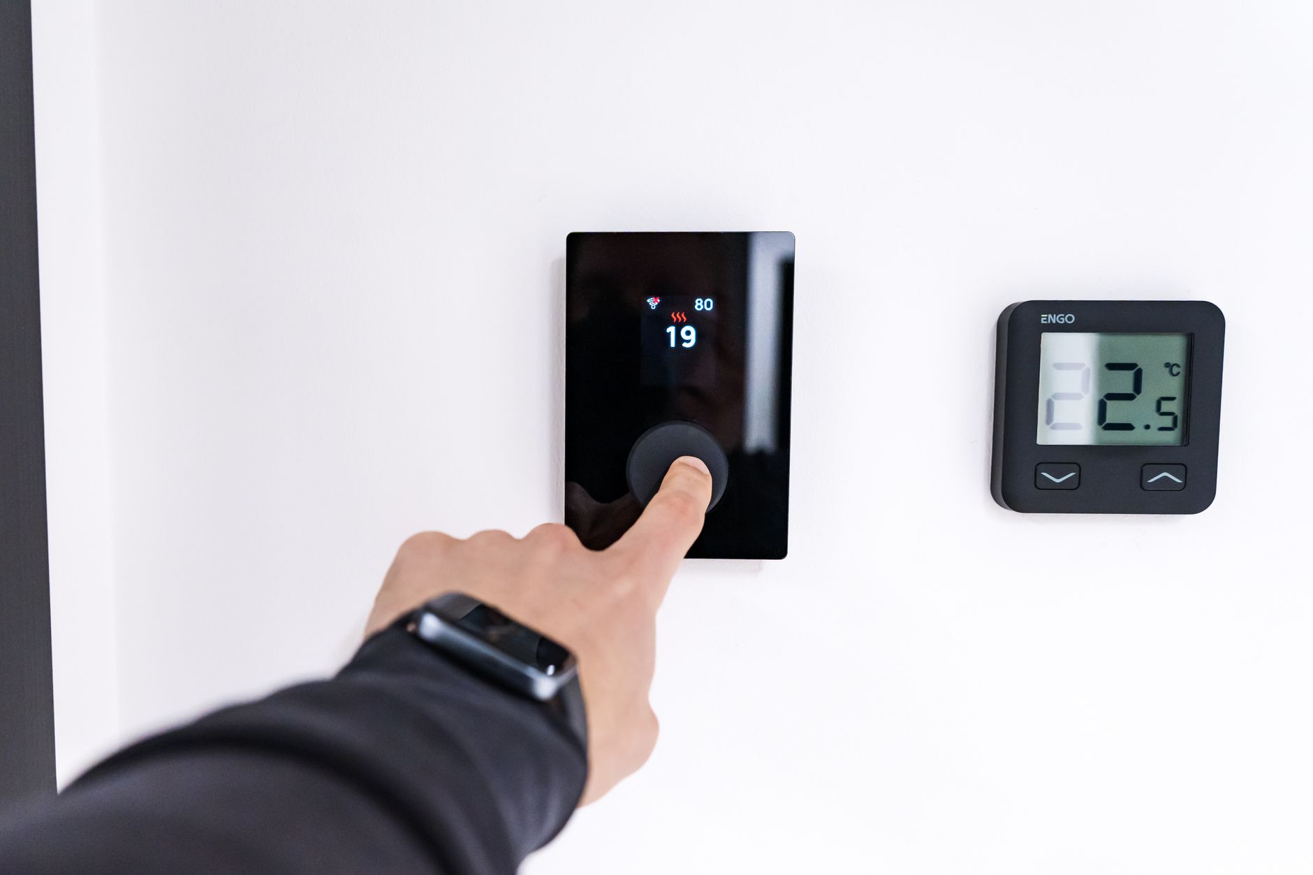 Programmierbares Thermostat an der Heizung