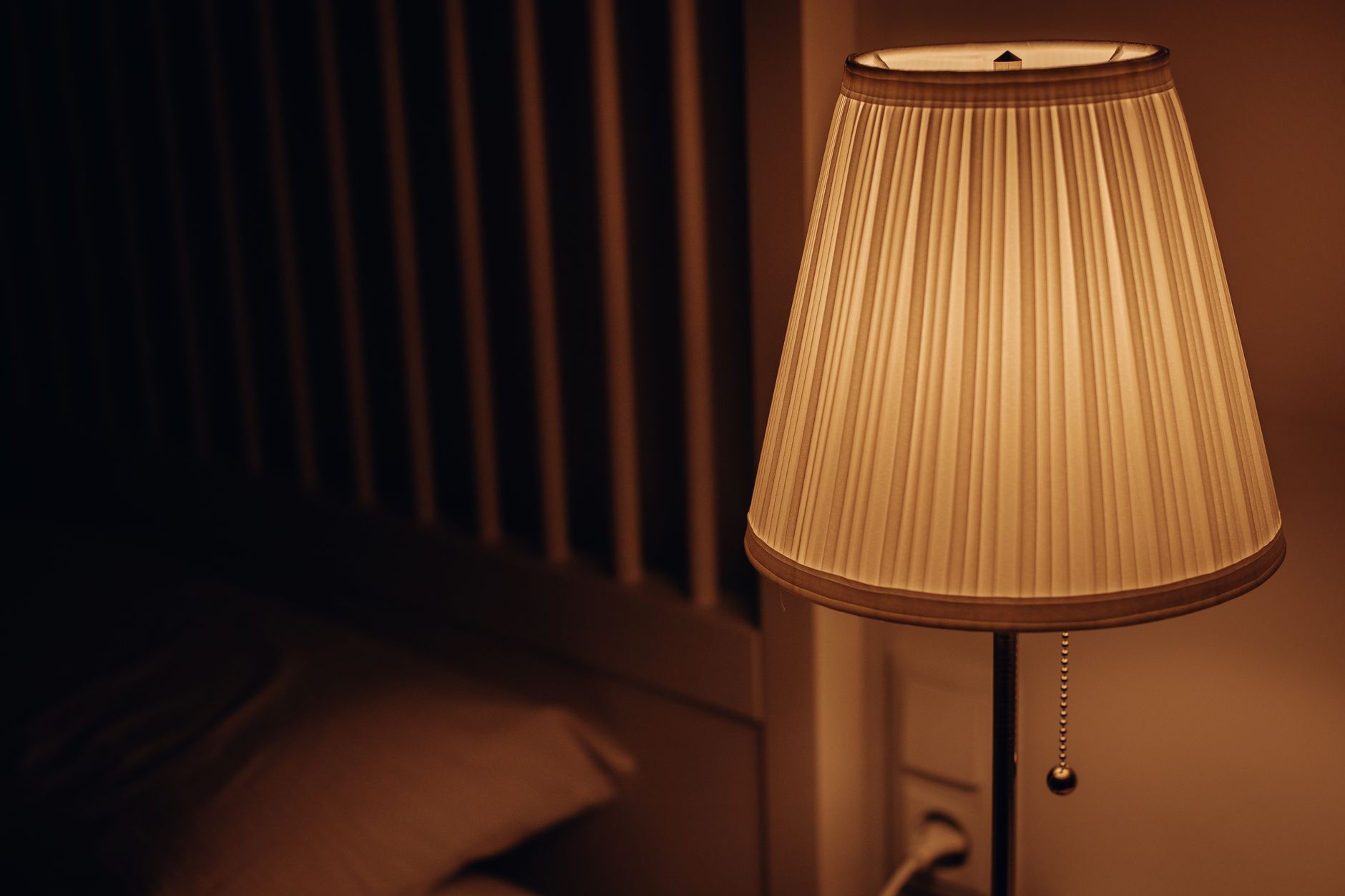Schlafzimmer mit warmem Nachttischlicht