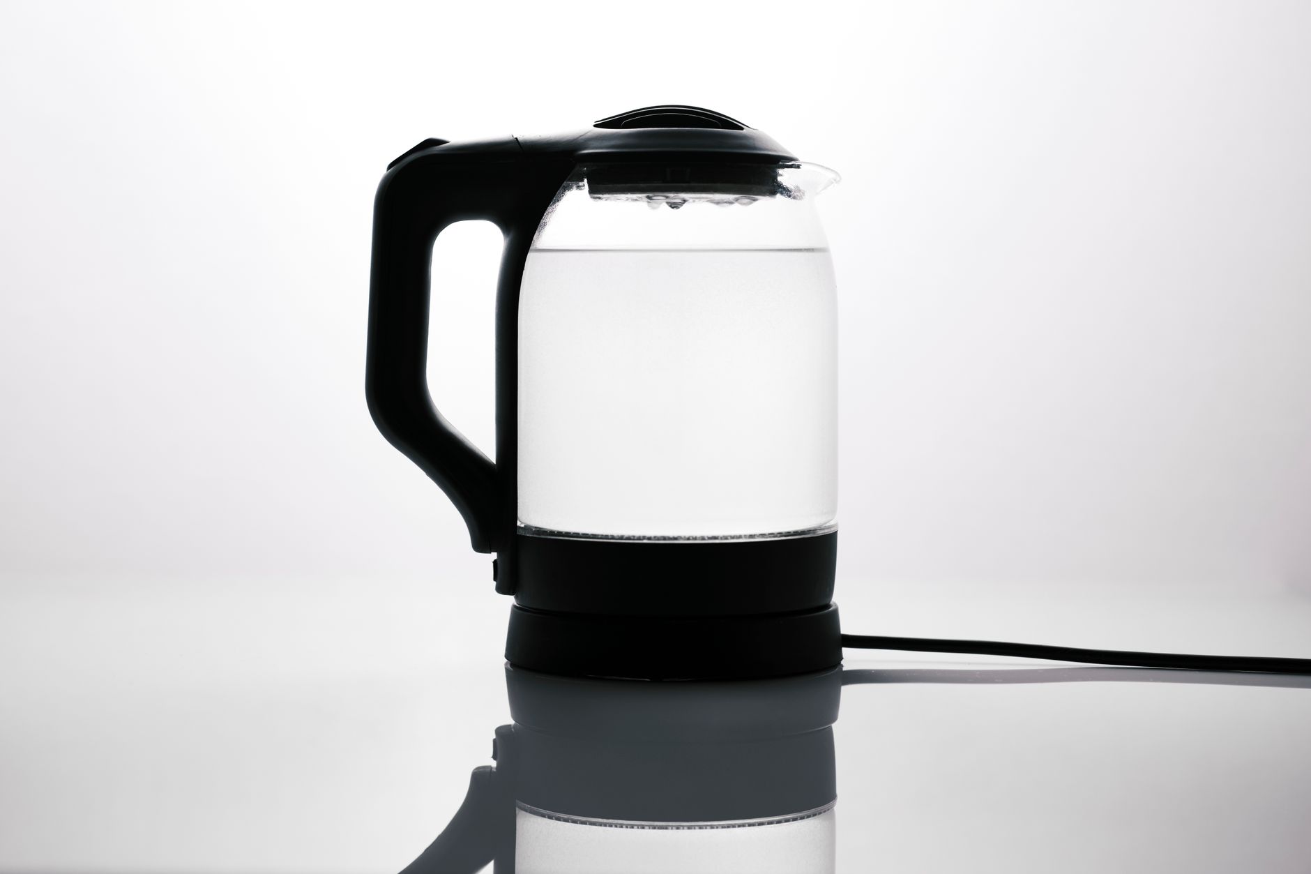Glas-Wasserkocher beim Kochen