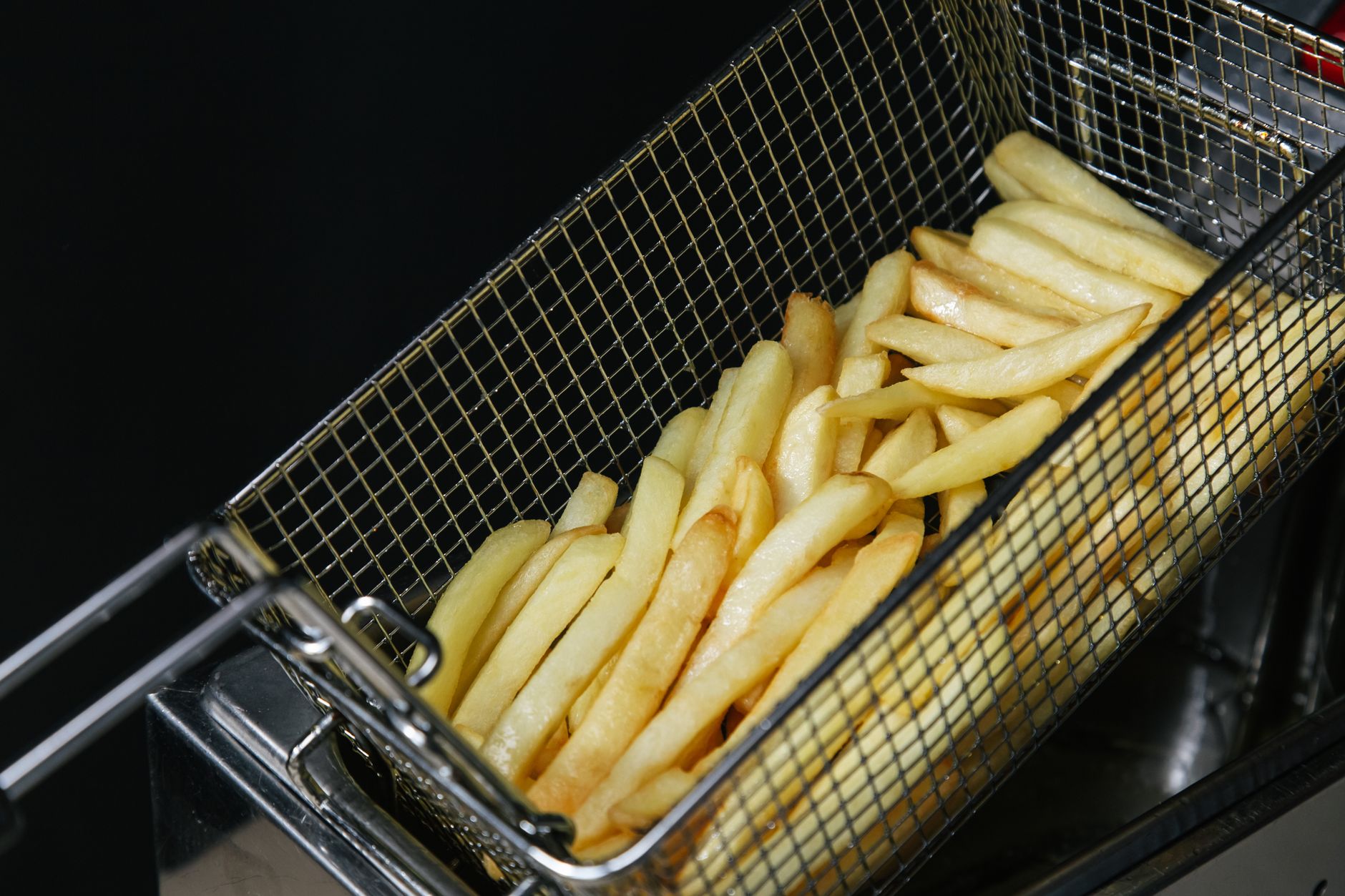 Korb einer Heißluftfritteuse mit Essen