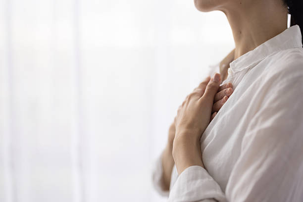 Femme posant les mains sur son cœur dans un moment de présence